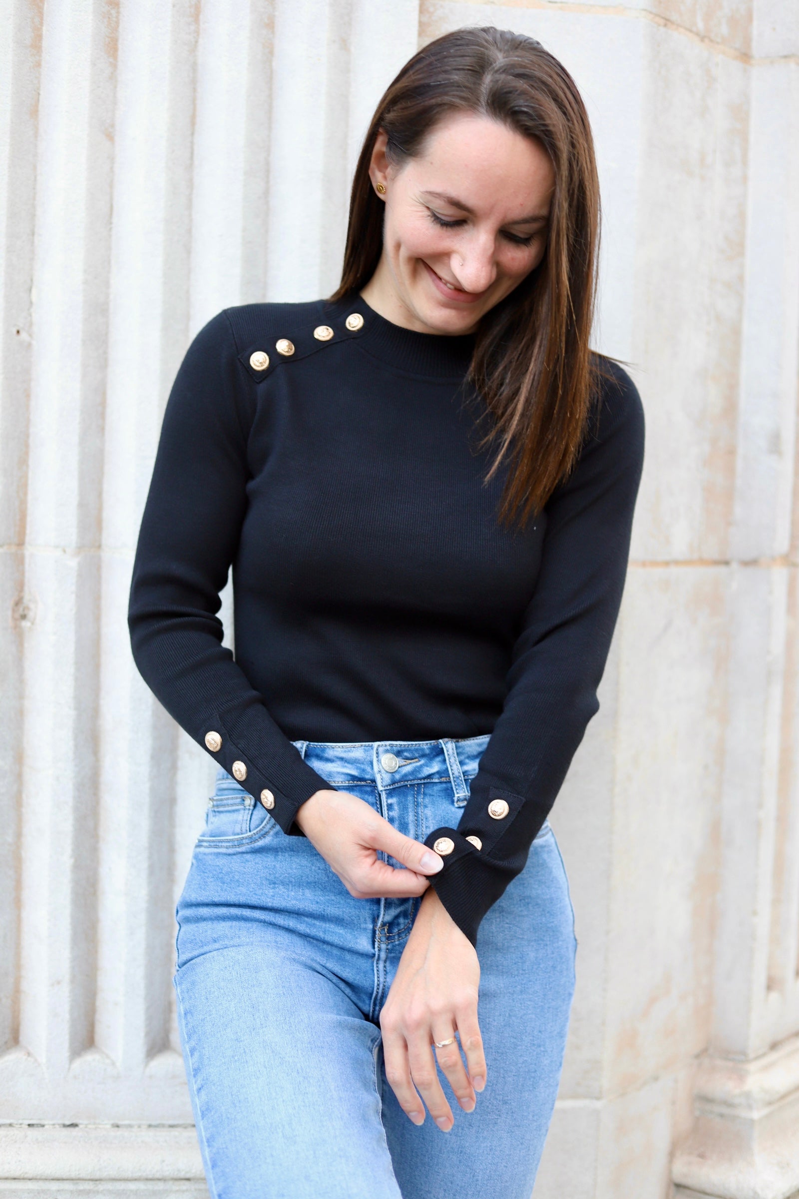 Pull noir femme à boutons dorés – Élégance chic & confort stretch