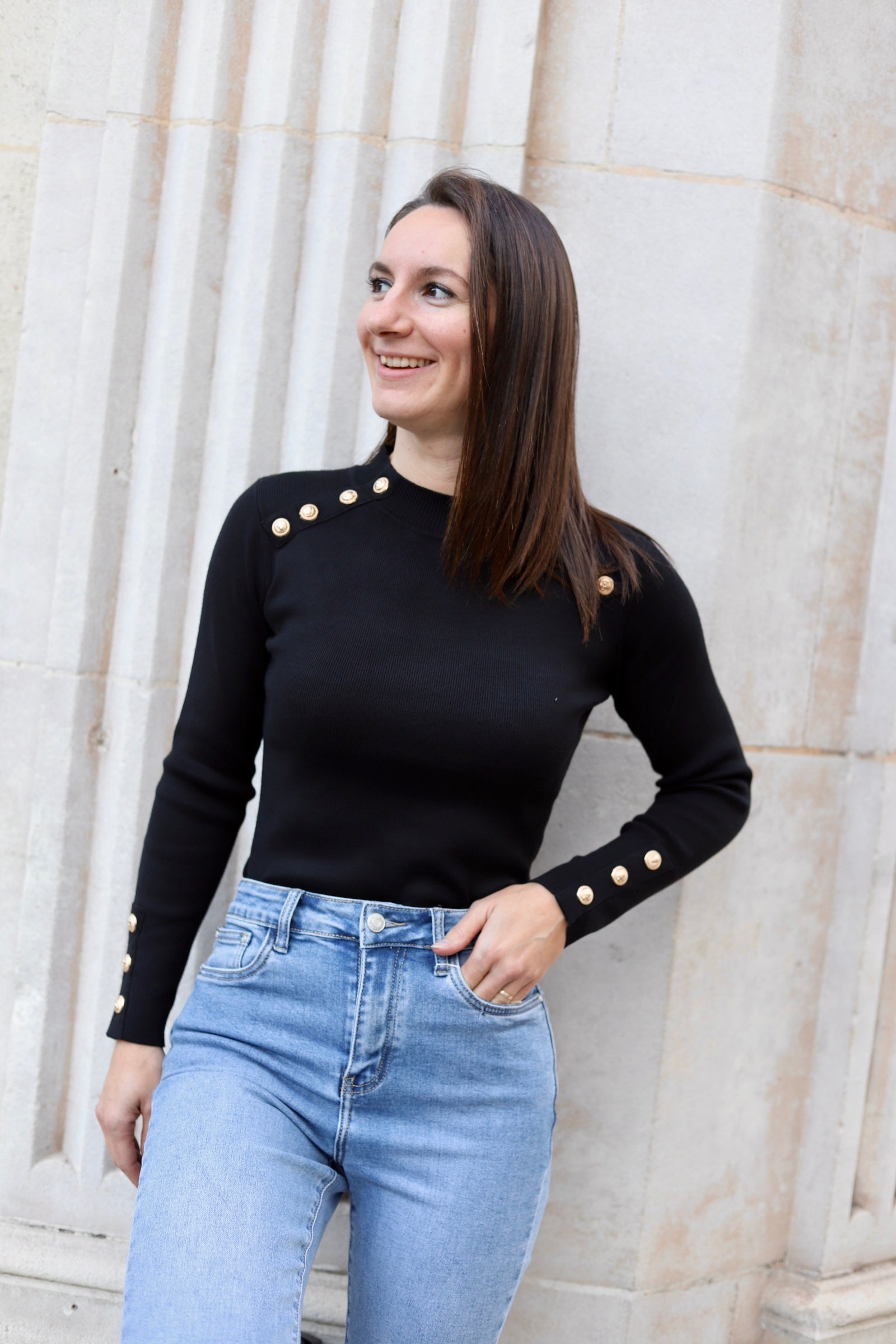 Pull noir femme à boutons dorés – Élégance chic & confort stretch