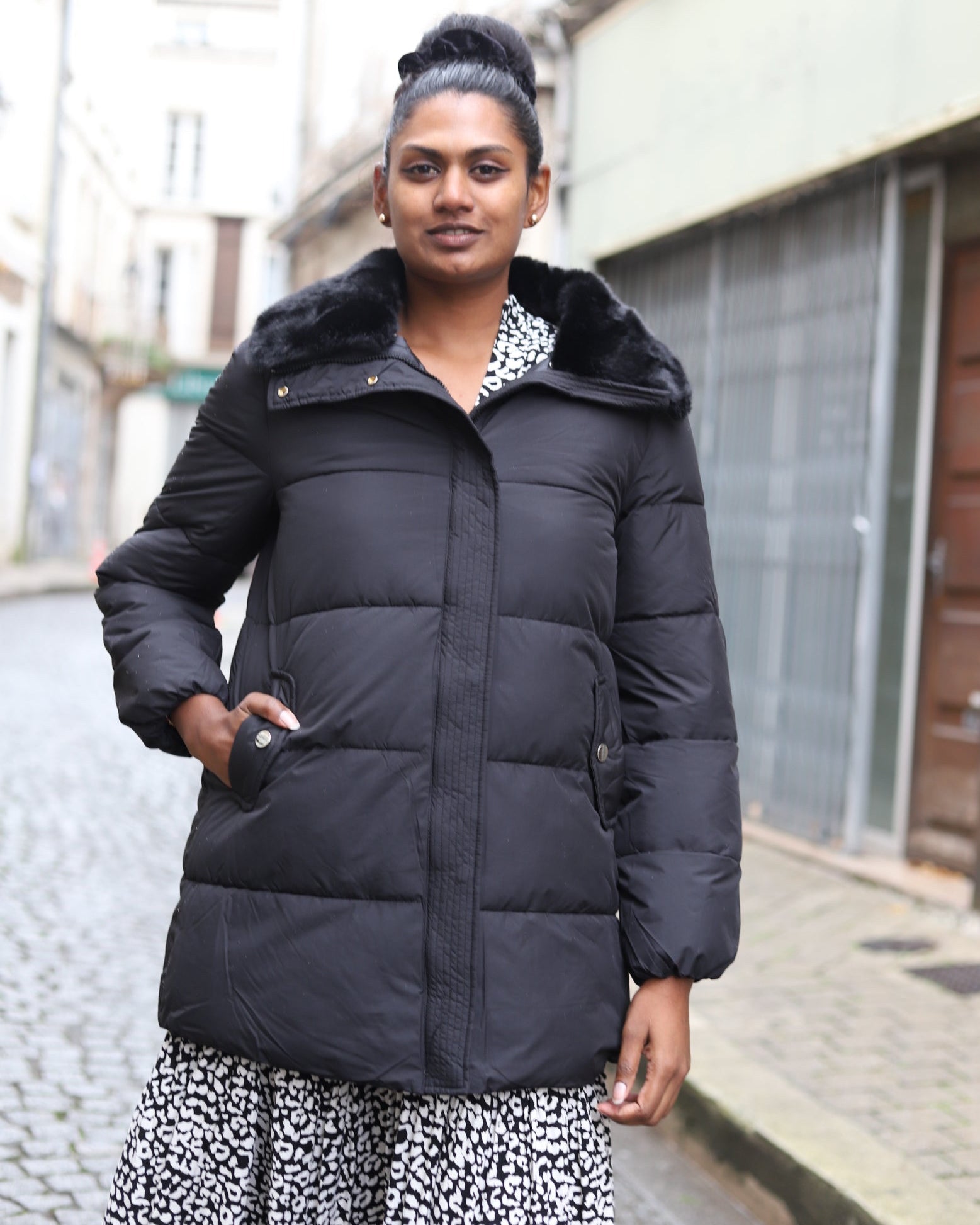 Doudoune noire femme mi-longue avec col moumoute amovible | Beautiful Shop