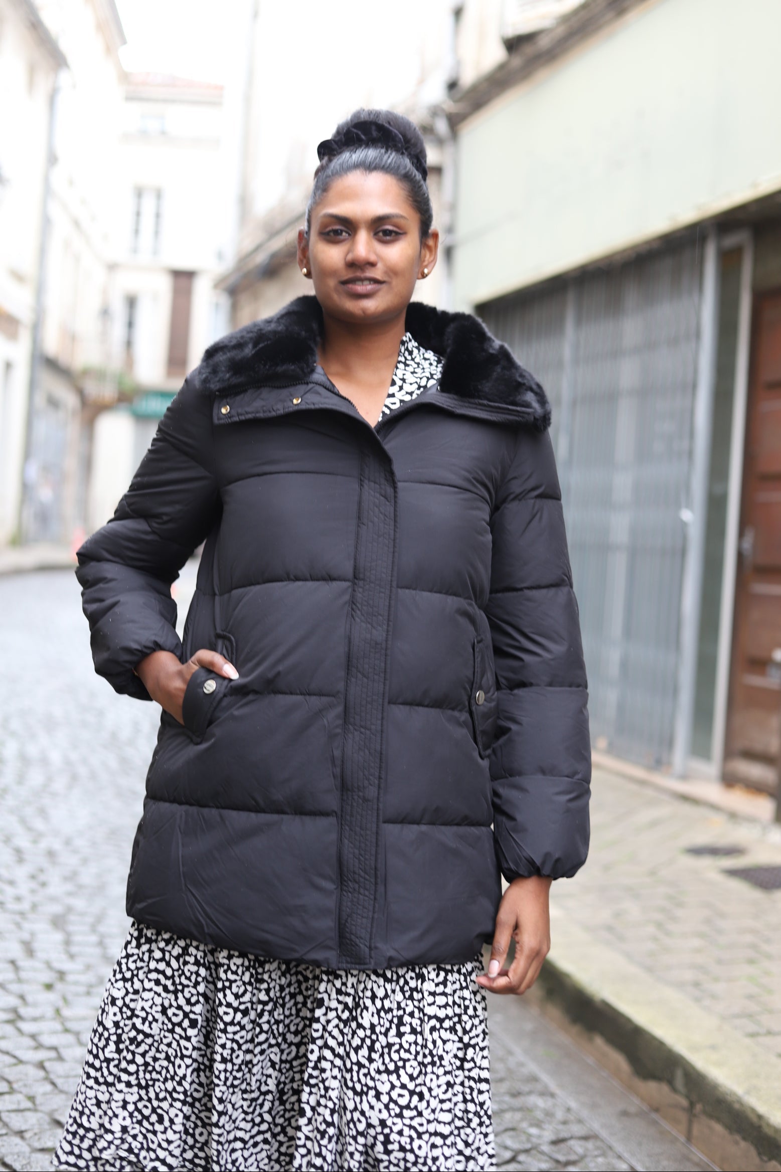 Doudoune noire femme mi-longue avec col moumoute amovible | Beautiful Shop