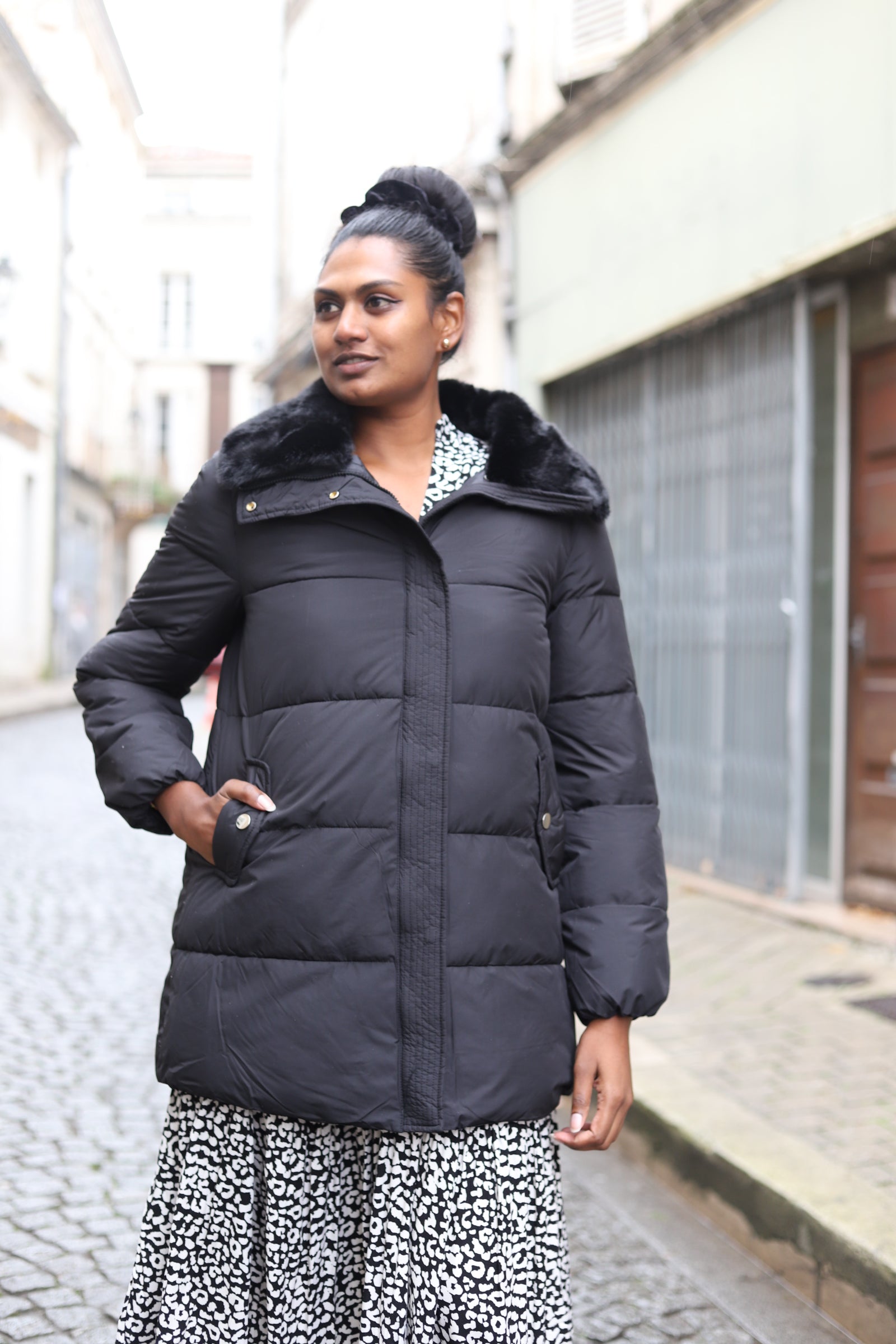 Doudoune noire femme mi-longue avec col moumoute amovible | Beautiful Shop