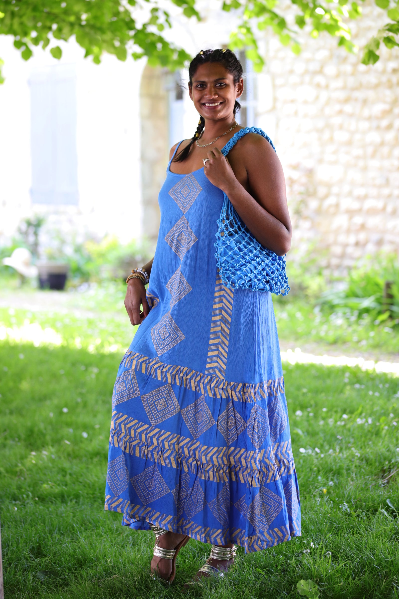 Robe longue bleue à motifs géométriques – Fluidité et style estival - beautifulshop