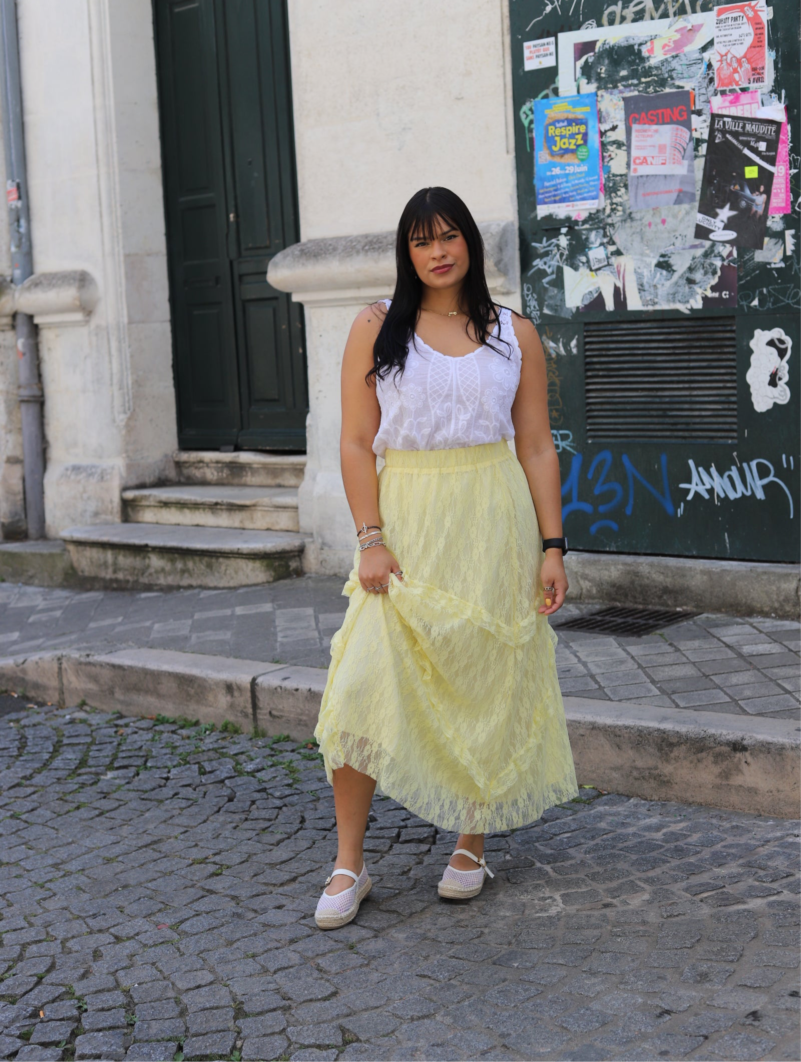 Jupe longue en dentelle jaune à volants – Élégance estivale assurée