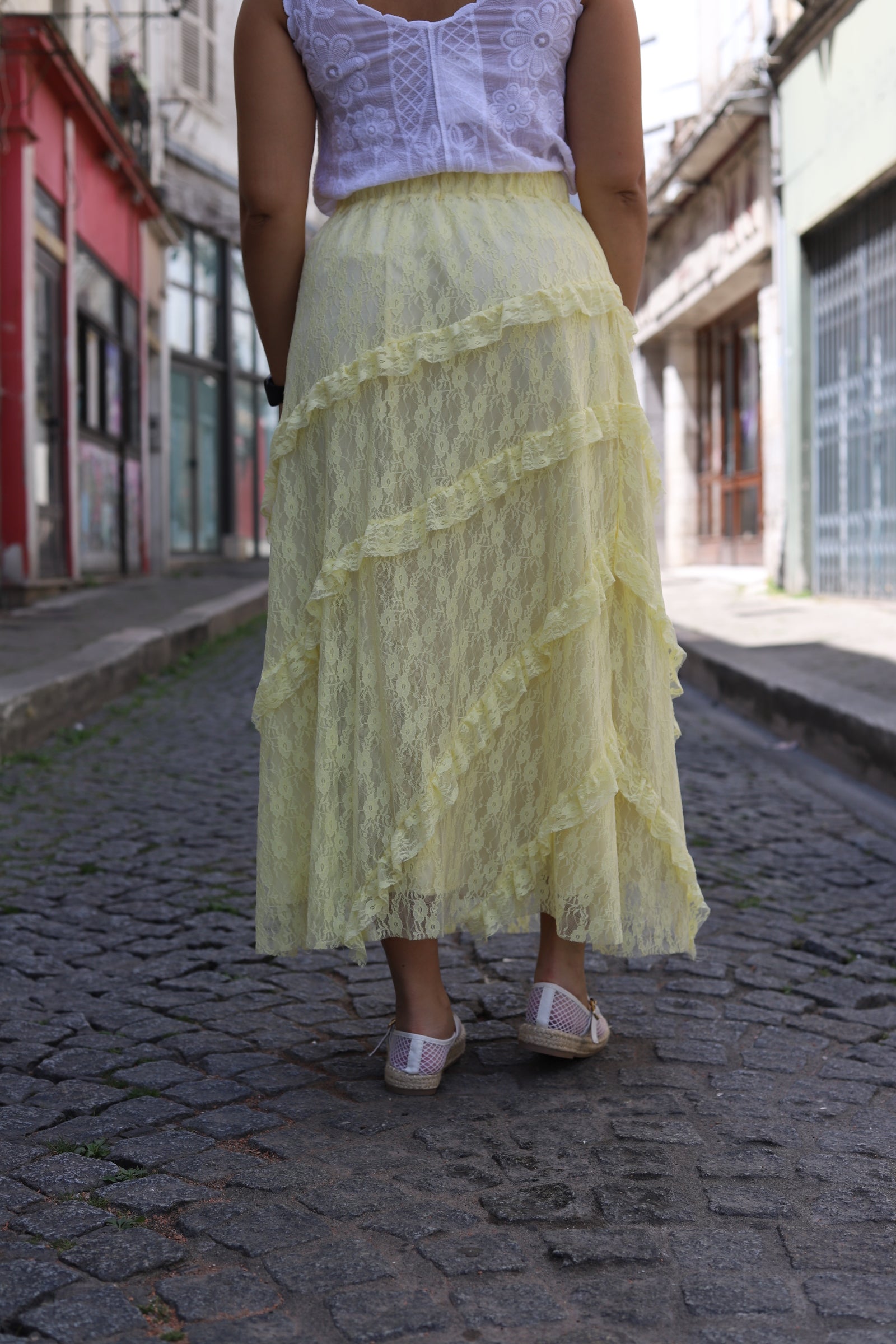 Jupe longue en dentelle jaune à volants – Élégance estivale assurée