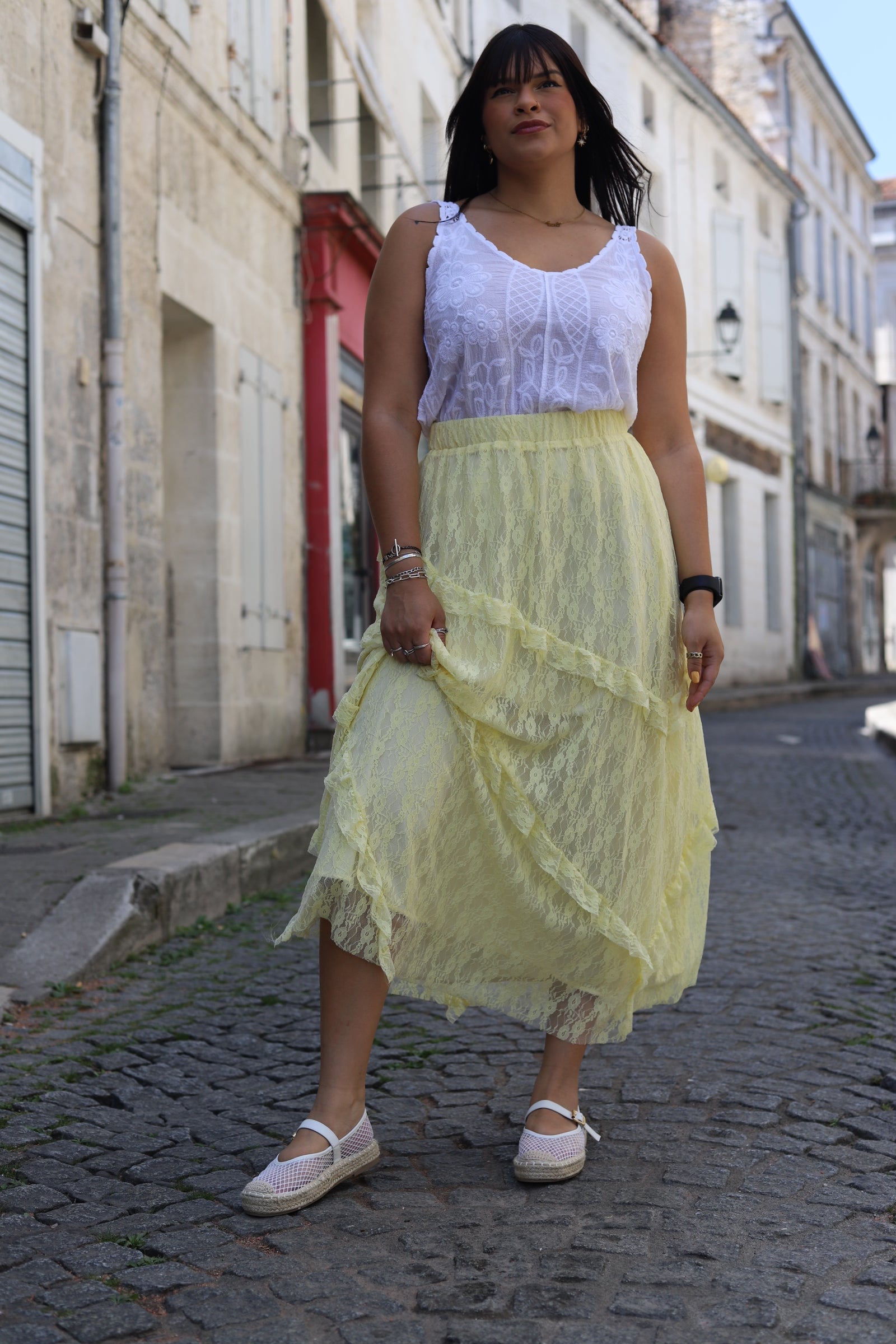Jupe longue en dentelle jaune à volants – Élégance estivale assurée