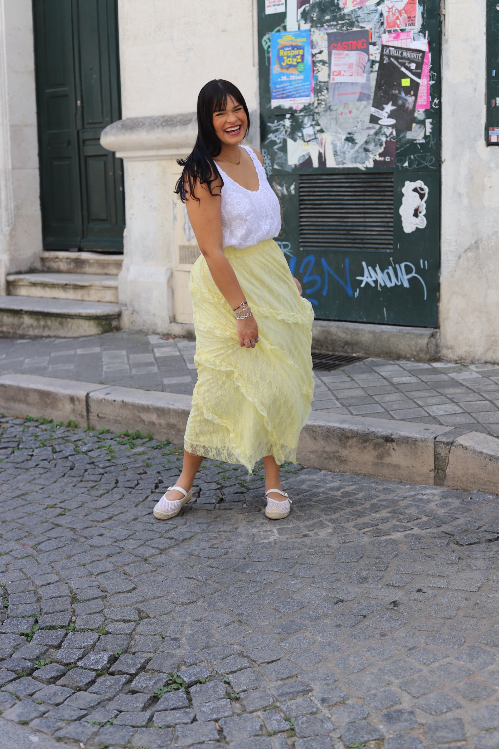 Jupe longue en dentelle jaune à volants – Élégance estivale assurée