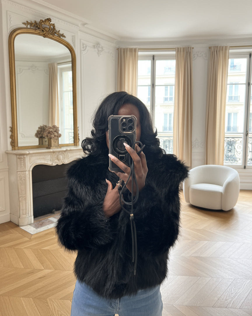 Manteau Court Noir en Fausse Fourrure | Look Glam & Chic pour l’Hiver