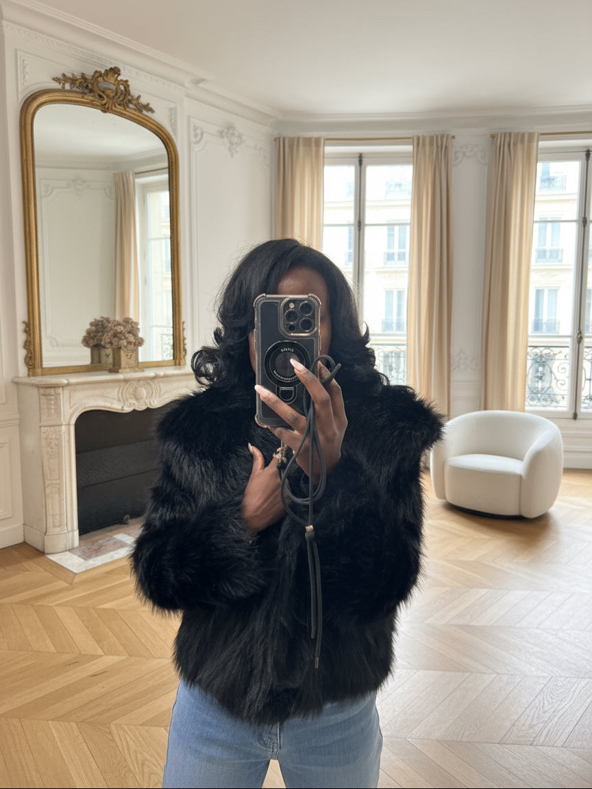 Manteau Court Noir en Fausse Fourrure | Look Glam & Chic pour l’Hiver