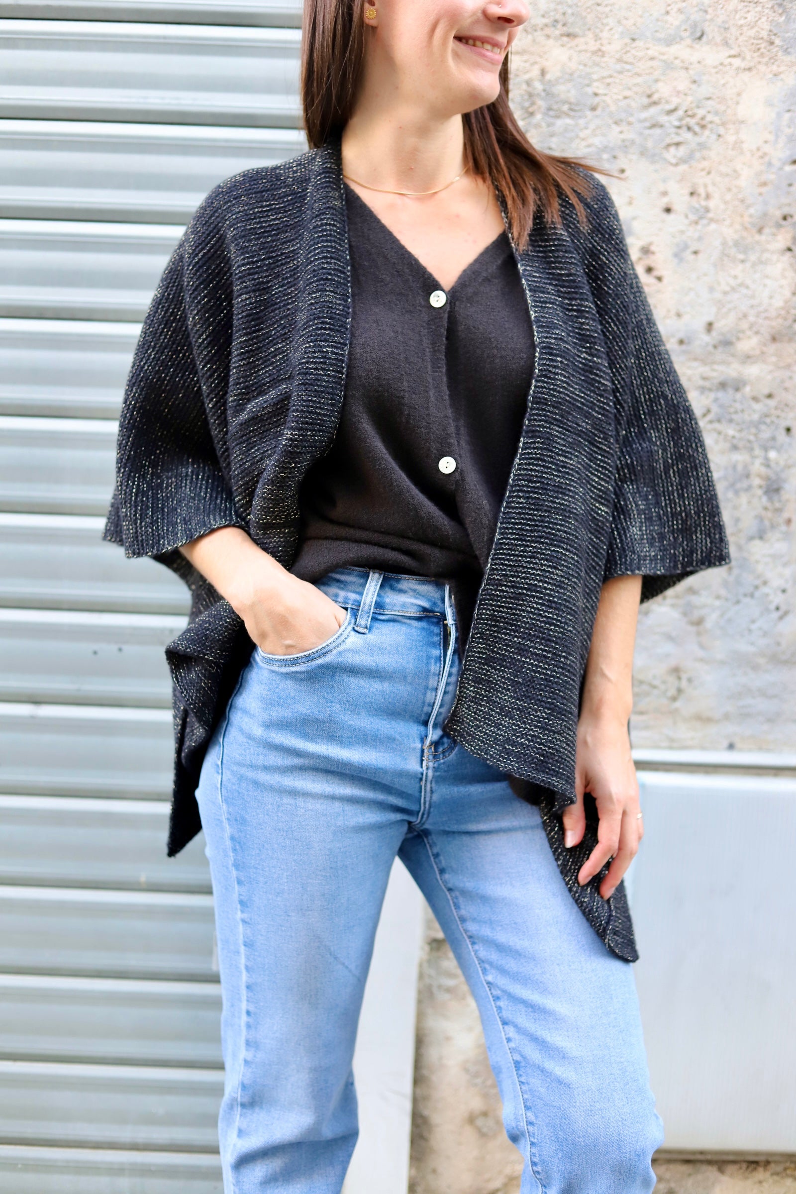 Poncho noir à nouer avec fil lurex