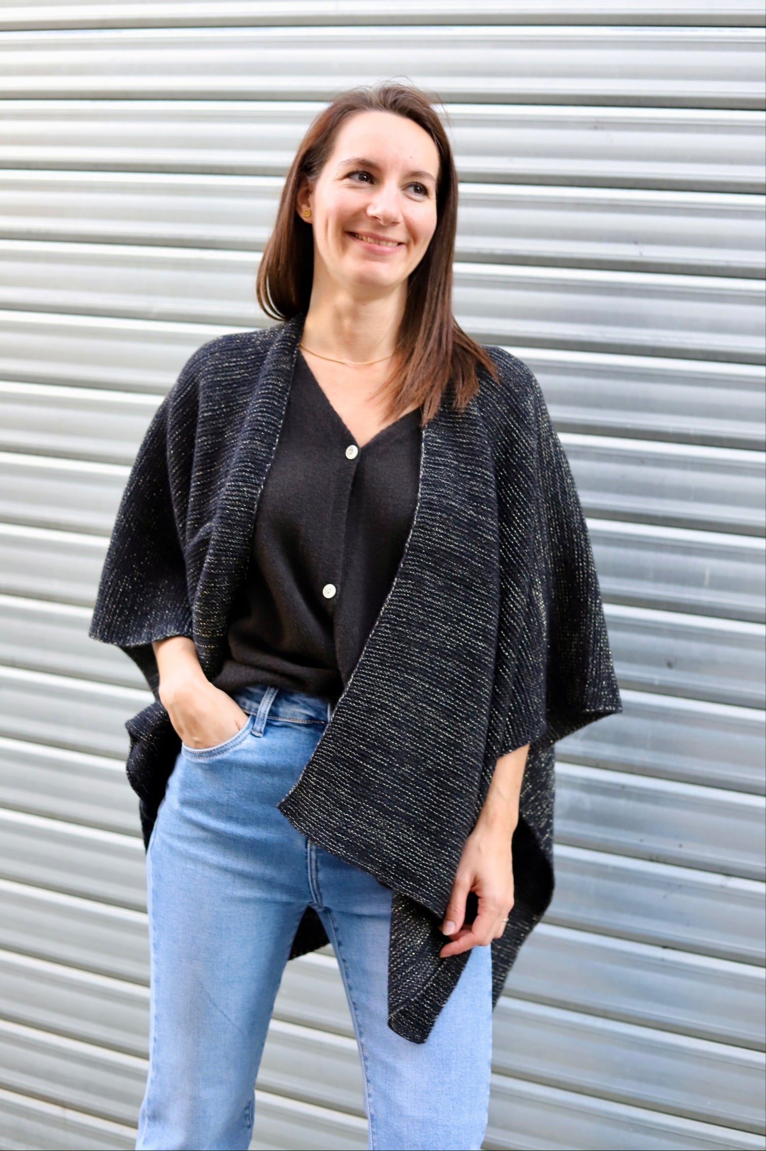 Poncho noir à nouer avec fil lurex
