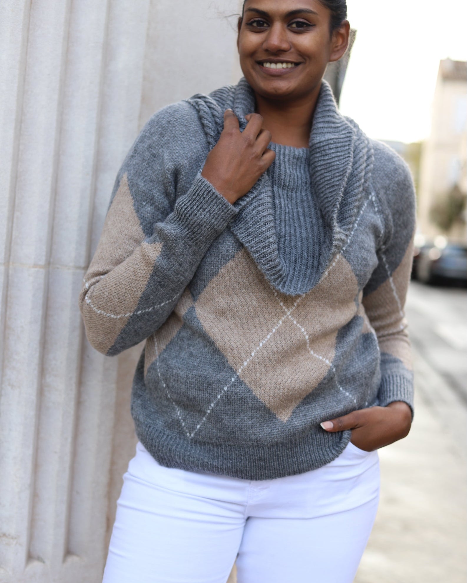 Pull col drapé motif losange femme – Maille chaude grise et beige Made in Italy