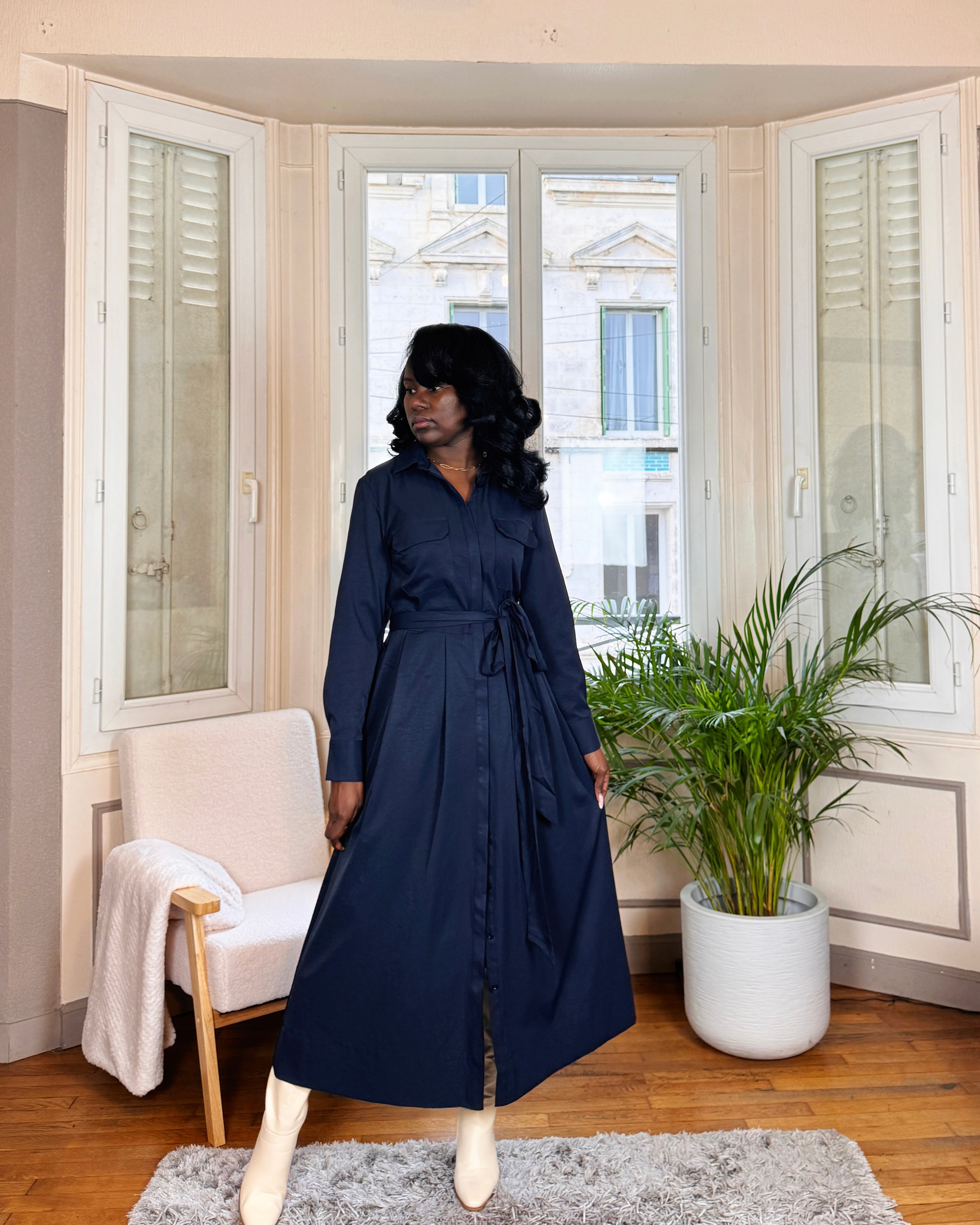 Robe Chemise Longue Bleu Marine – Élégance Structurée & Intemporelle