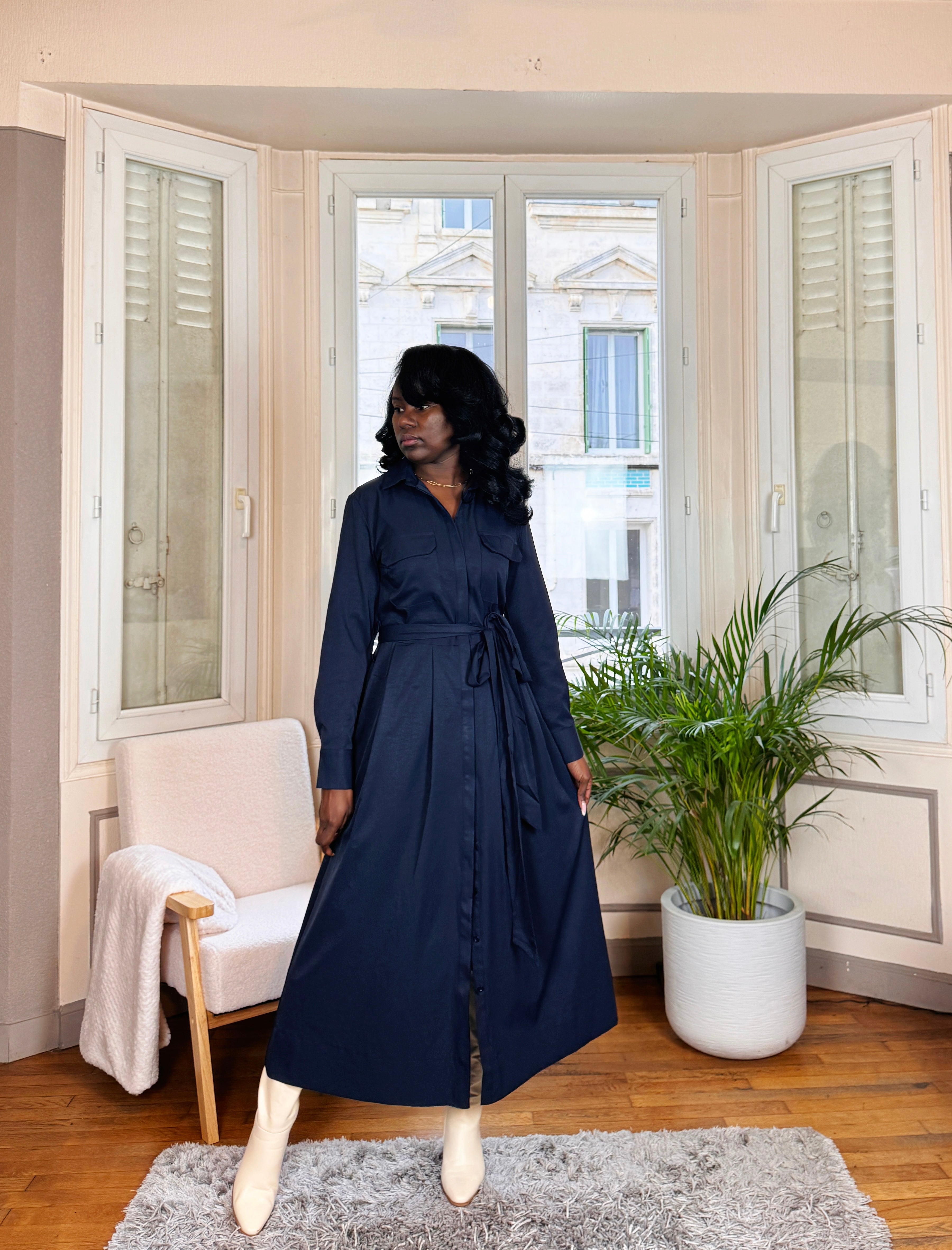 Robe Chemise Longue Bleu Marine – Élégance Structurée & Intemporelle