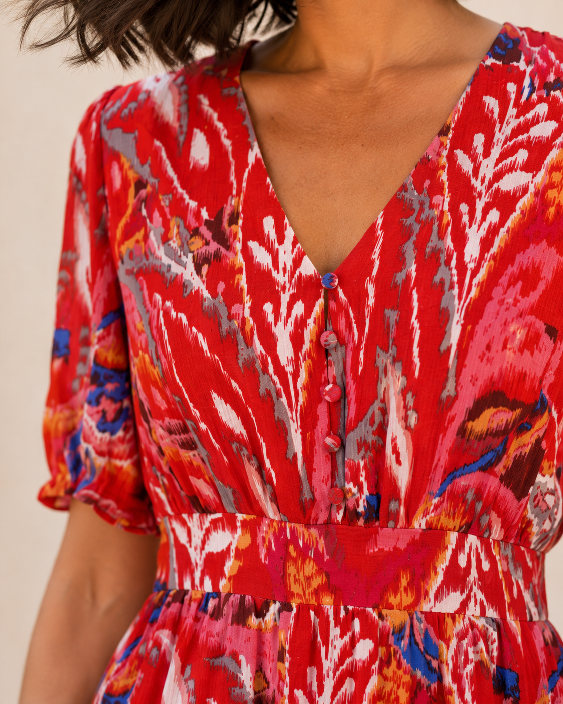Robe courte imprimée rouge avec décolleté V, manches ballon et volants au bas