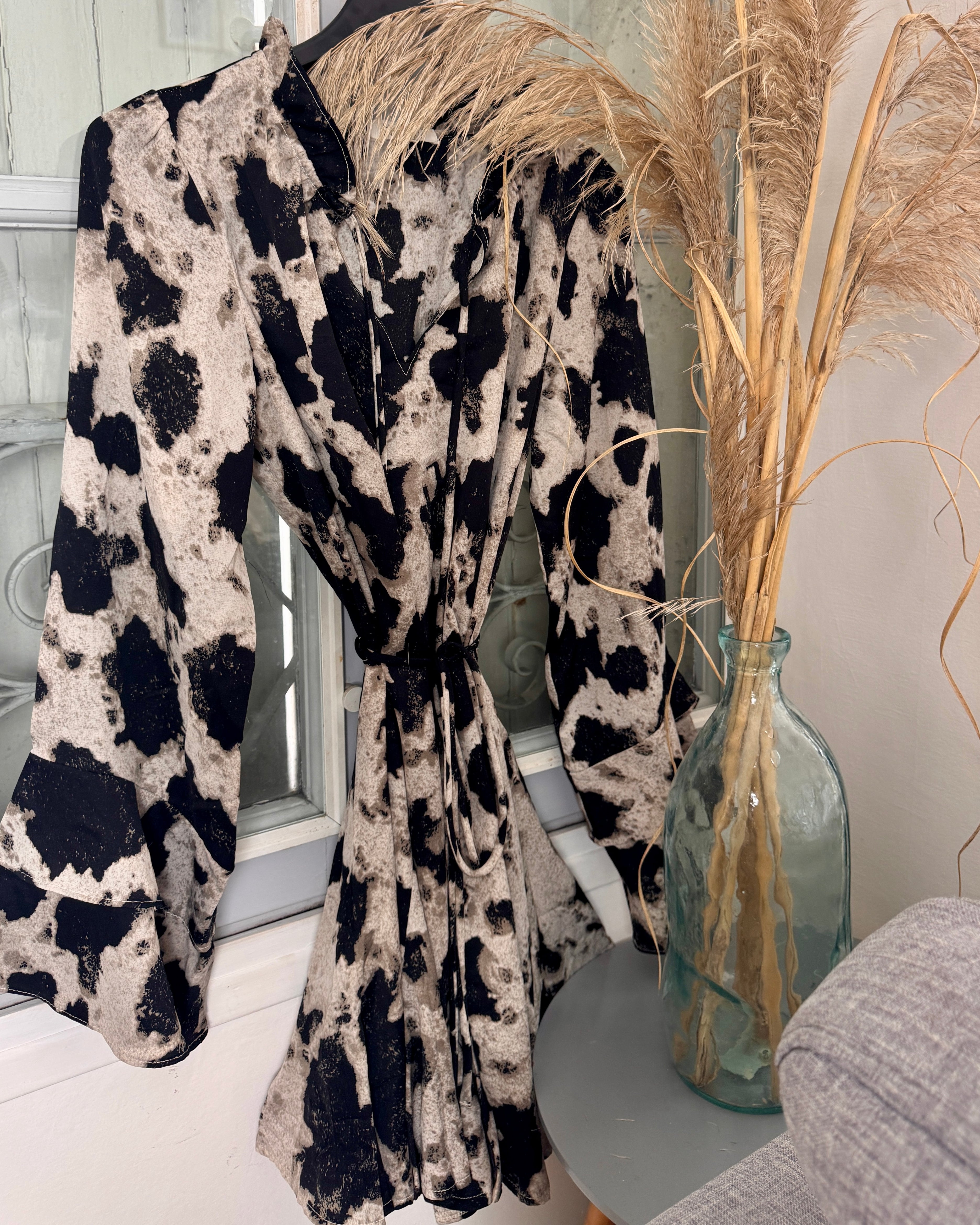 Robe fluide imprimée noire & beige – Élégance urbaine & confort-beautifulshop