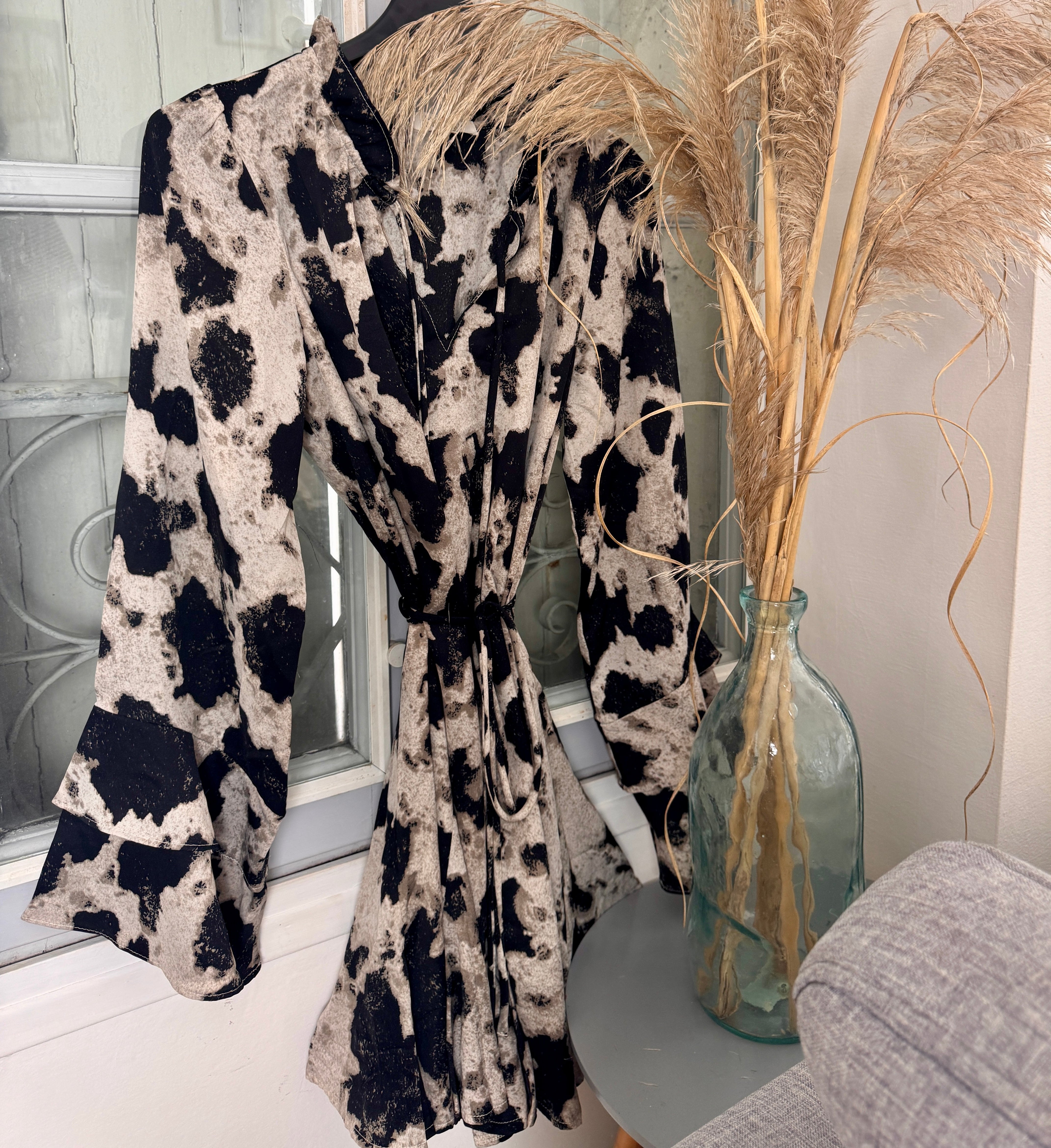 Robe fluide imprimée noire & beige – Élégance urbaine & confort-beautifulshop