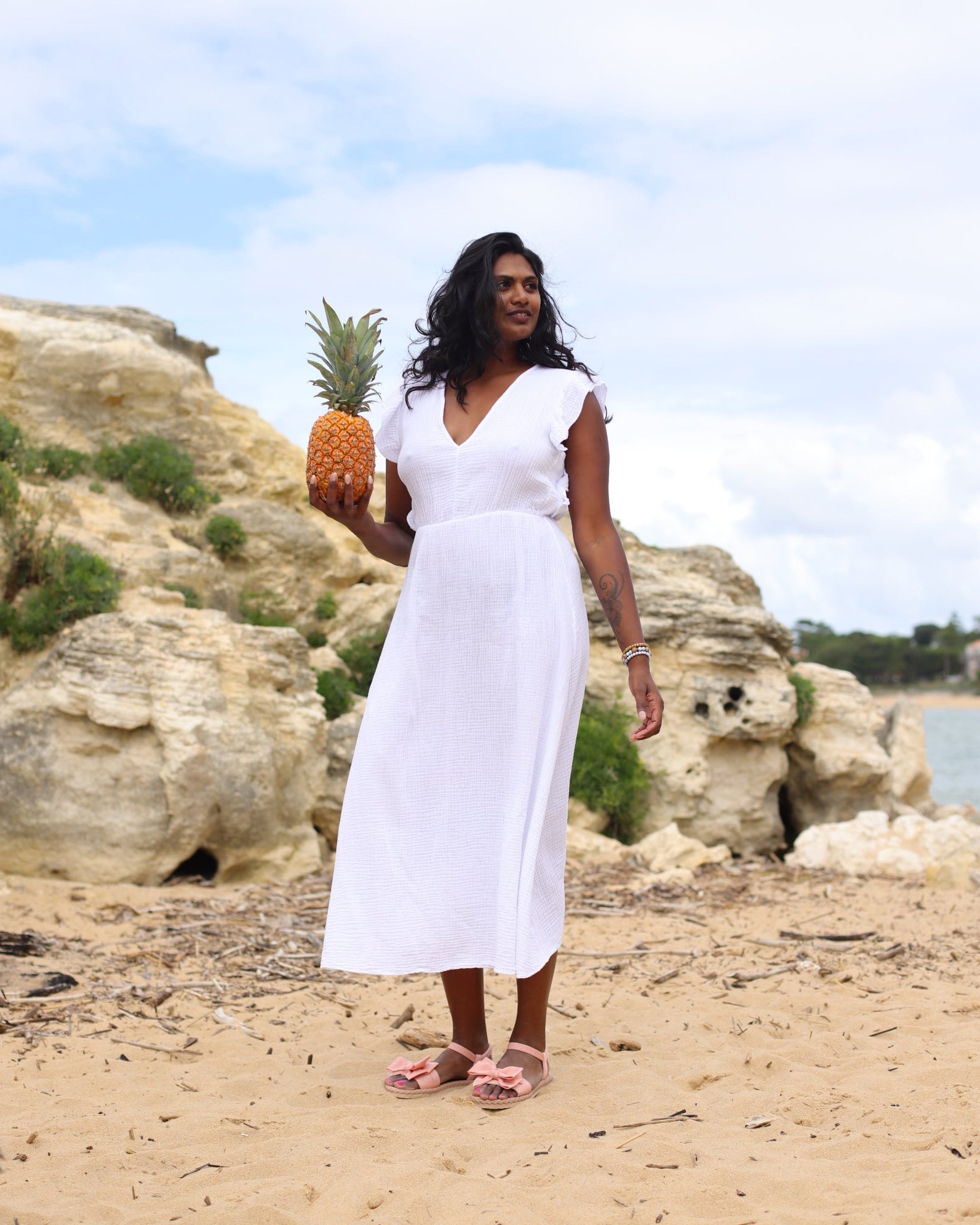 Robe longue blanche en gaze de coton avec col V et taille sous poitrine