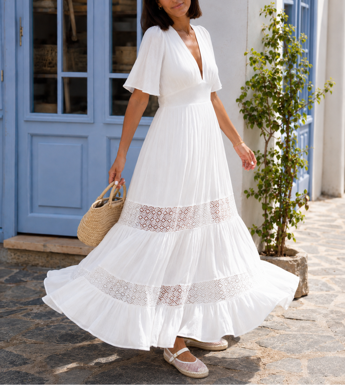 Robe longue blanche en viscose avec décolleté V, dos ouvert noué et incrustations en dentelle macramé