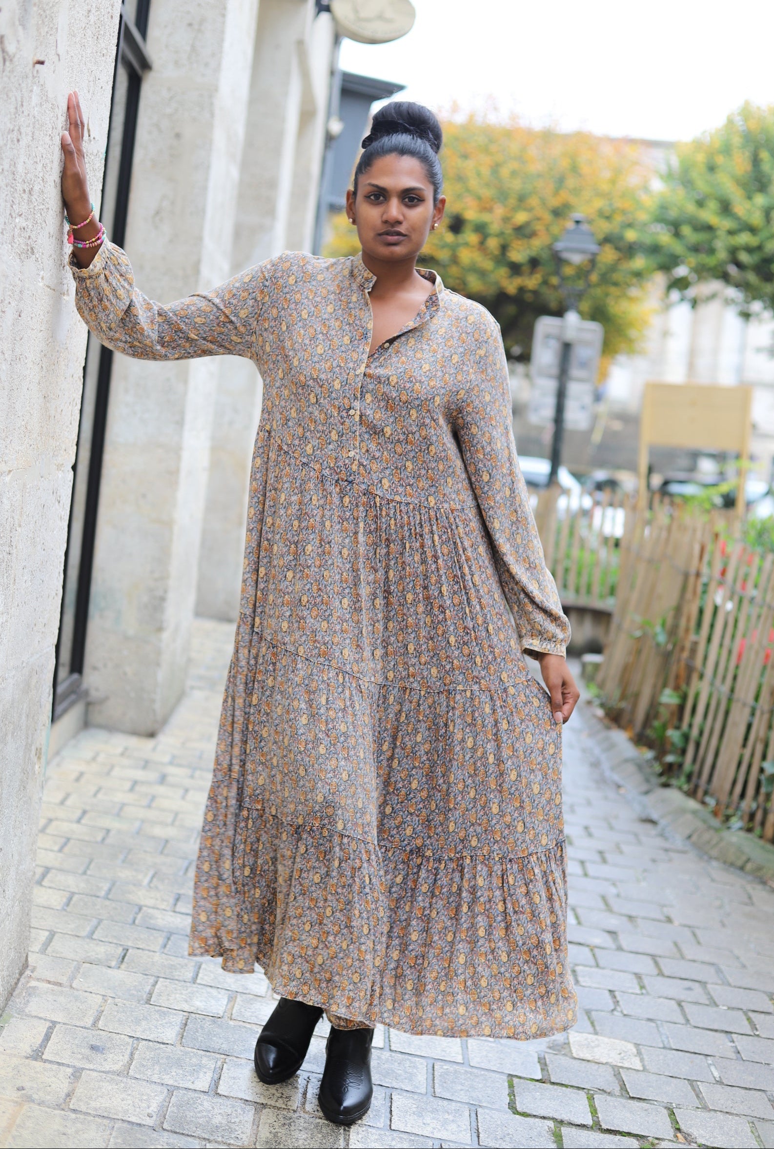 Robe longue bohème imprimée taupe col V – Beautiful Shop