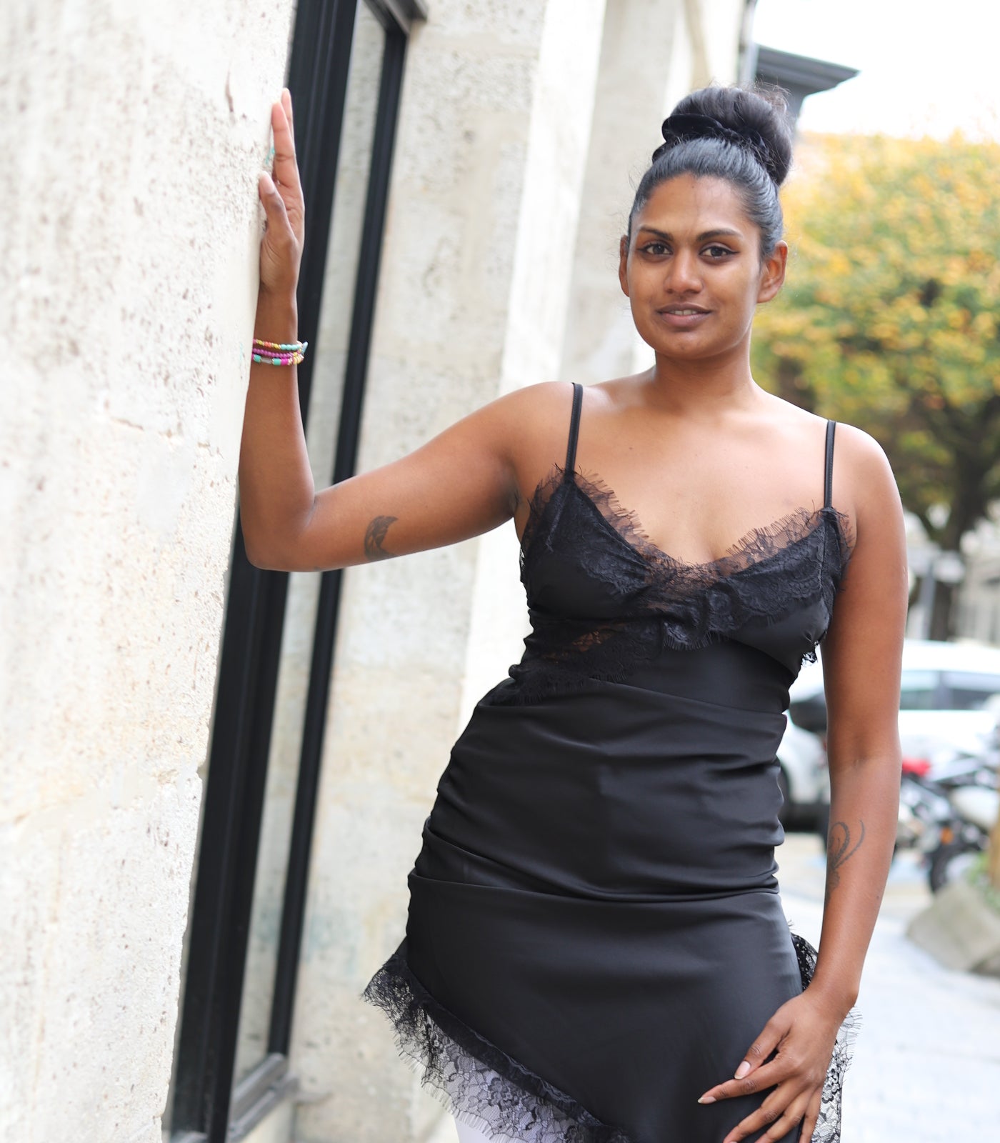 Tunique noire satinée femme avec dentelle – Chic & Glamour | Beautiful Shop