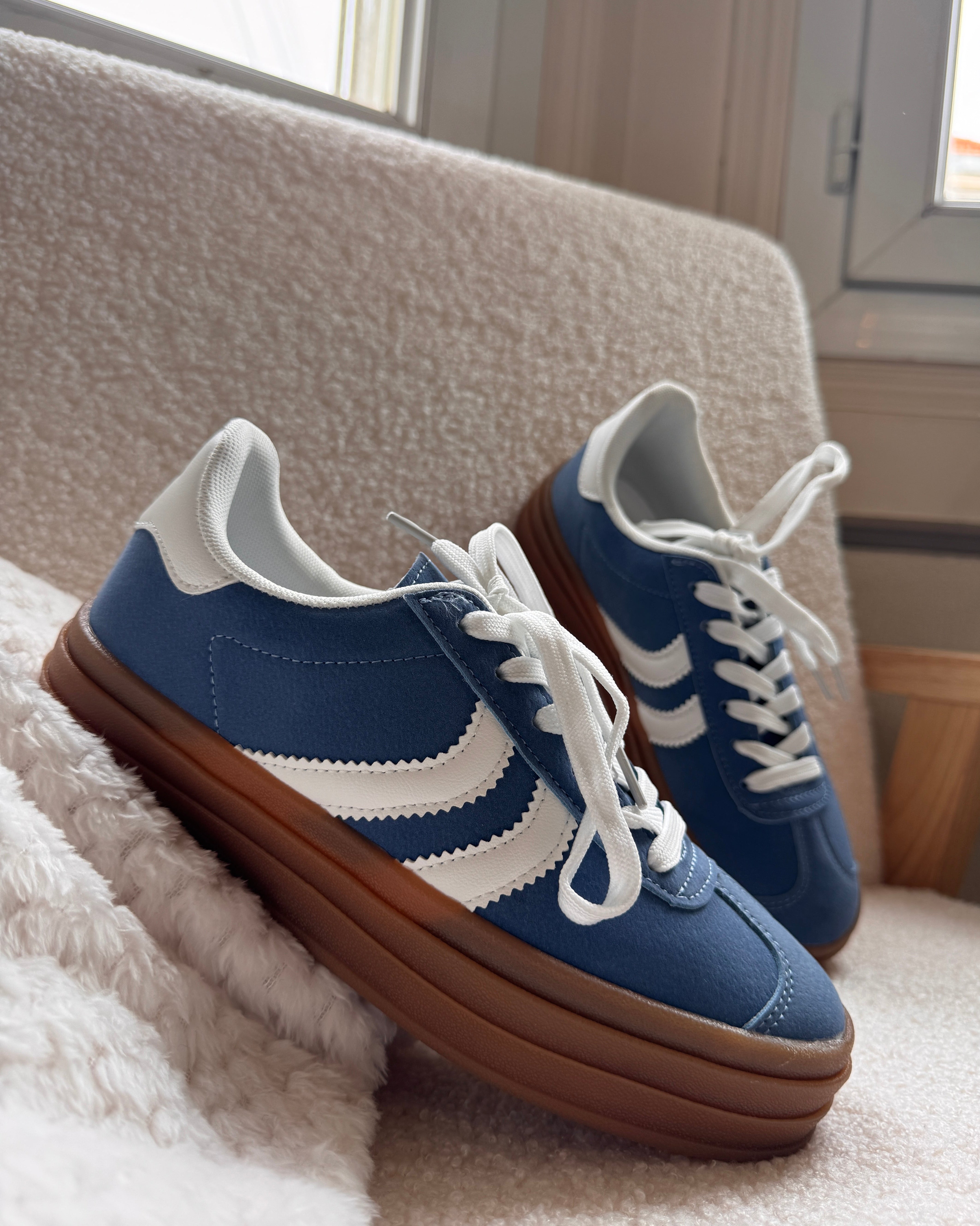 baskets bleu femme, baskets vintage, baskets semelle compensée, sneakers rétro femme, baskets bleu et blanc, baskets look années 80, baskets casual chic
