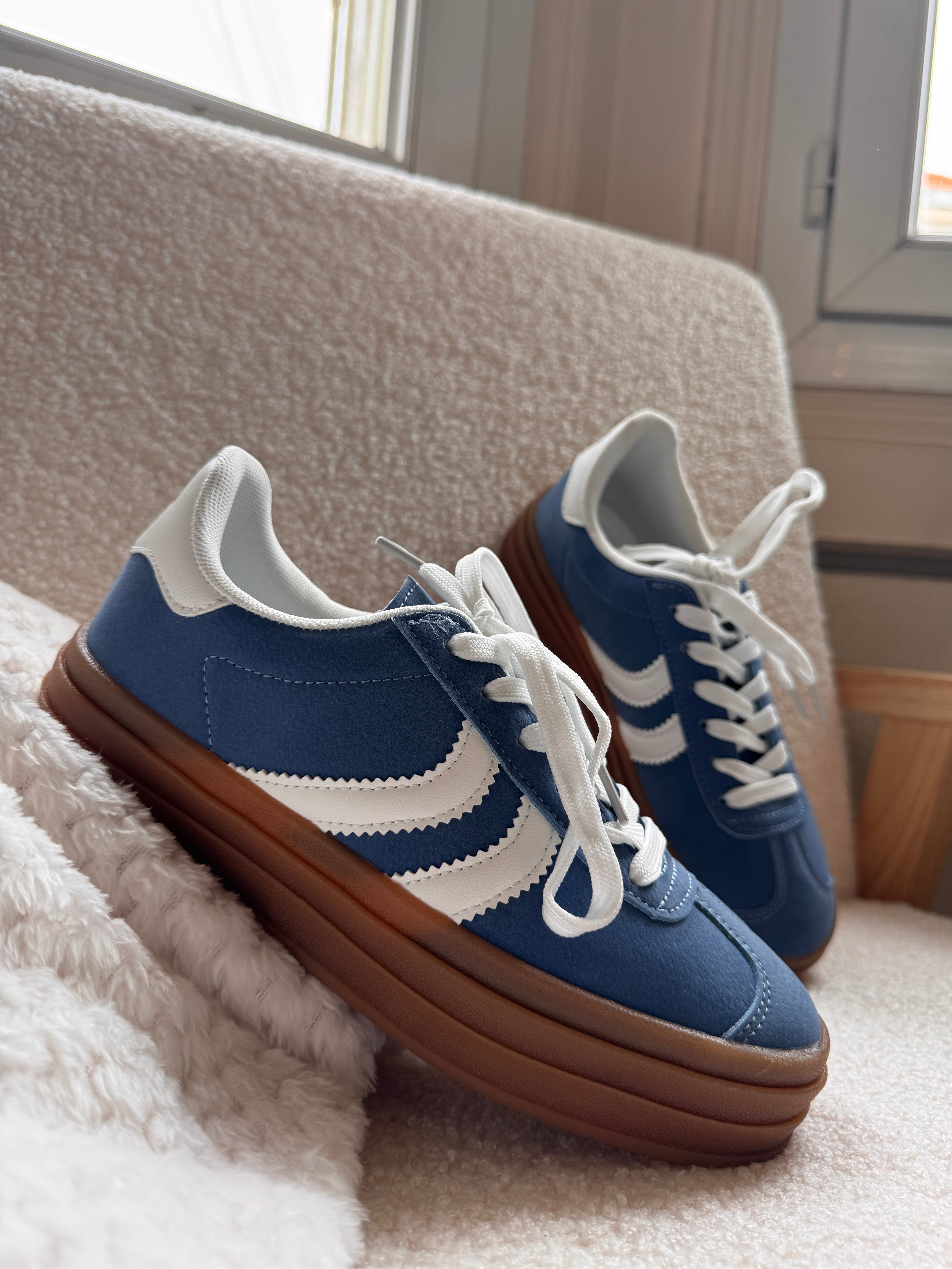 baskets bleu femme, baskets vintage, baskets semelle compensée, sneakers rétro femme, baskets bleu et blanc, baskets look années 80, baskets casual chic