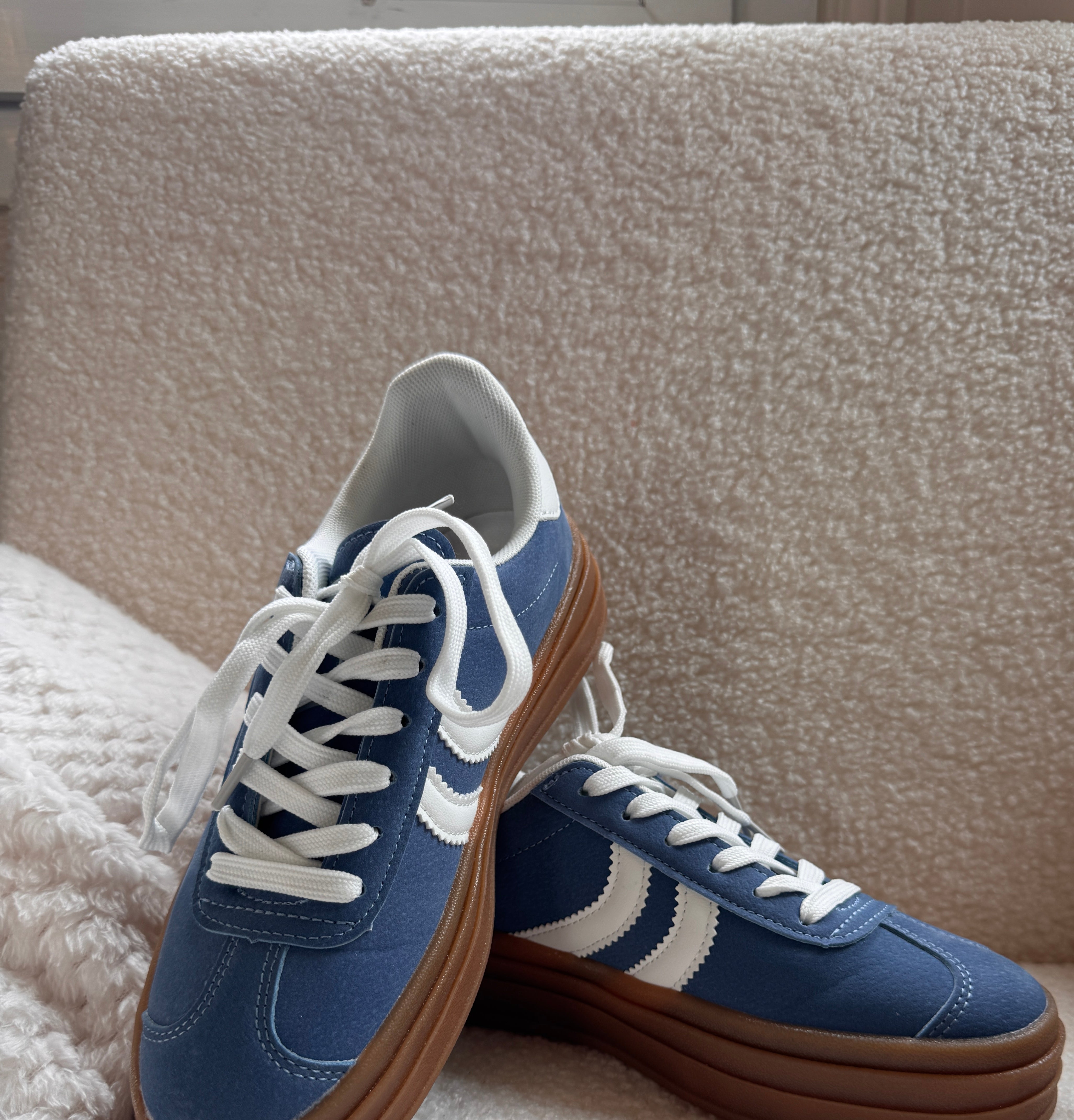 baskets bleu femme, baskets vintage, baskets semelle compensée, sneakers rétro femme, baskets bleu et blanc, baskets look années 80, baskets casual chic