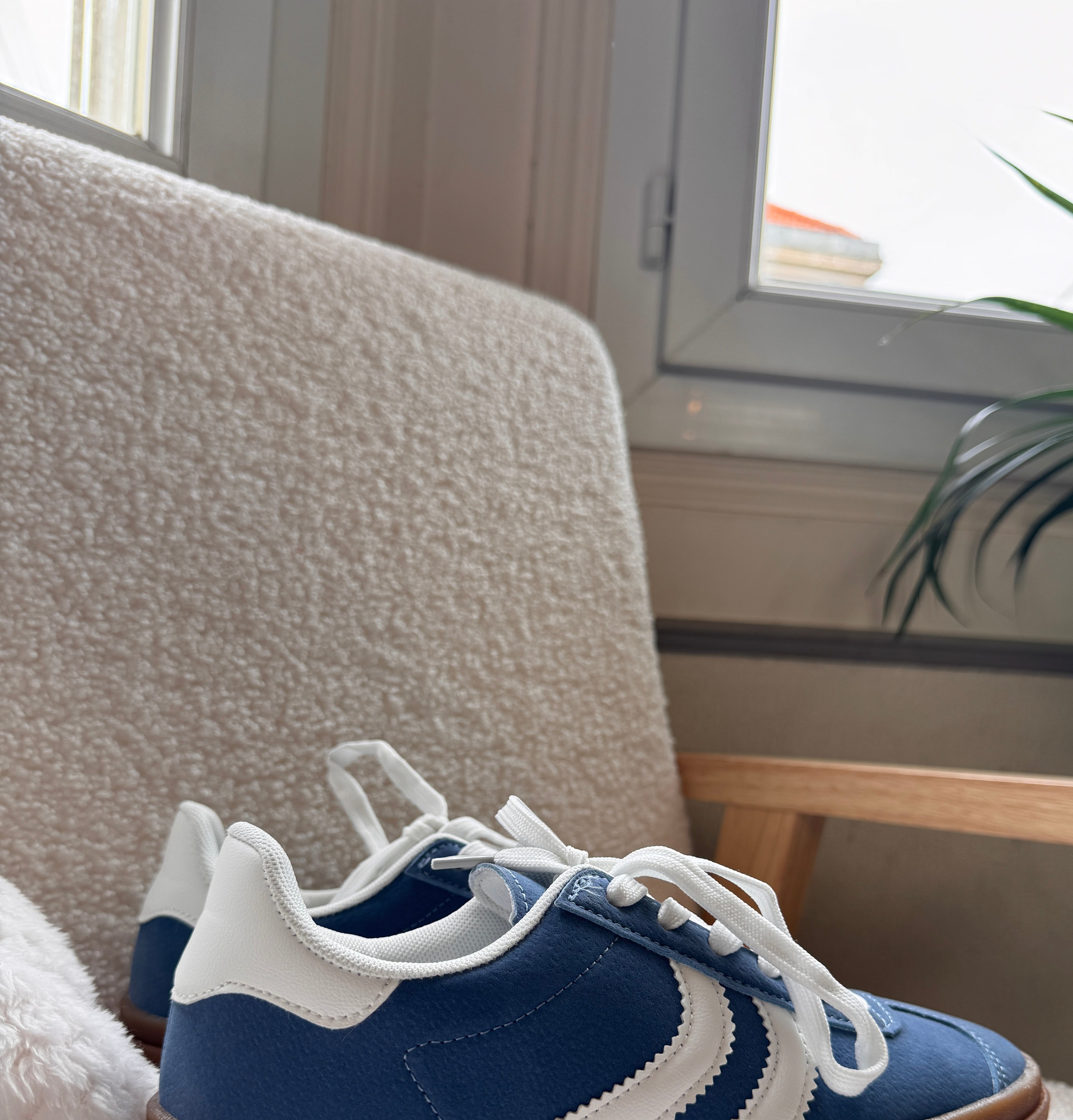 baskets bleu femme, baskets vintage, baskets semelle compensée, sneakers rétro femme, baskets bleu et blanc, baskets look années 80, baskets casual chic