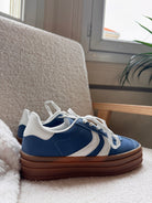baskets bleu femme, baskets vintage, baskets semelle compensée, sneakers rétro femme, baskets bleu et blanc, baskets look années 80, baskets casual chic