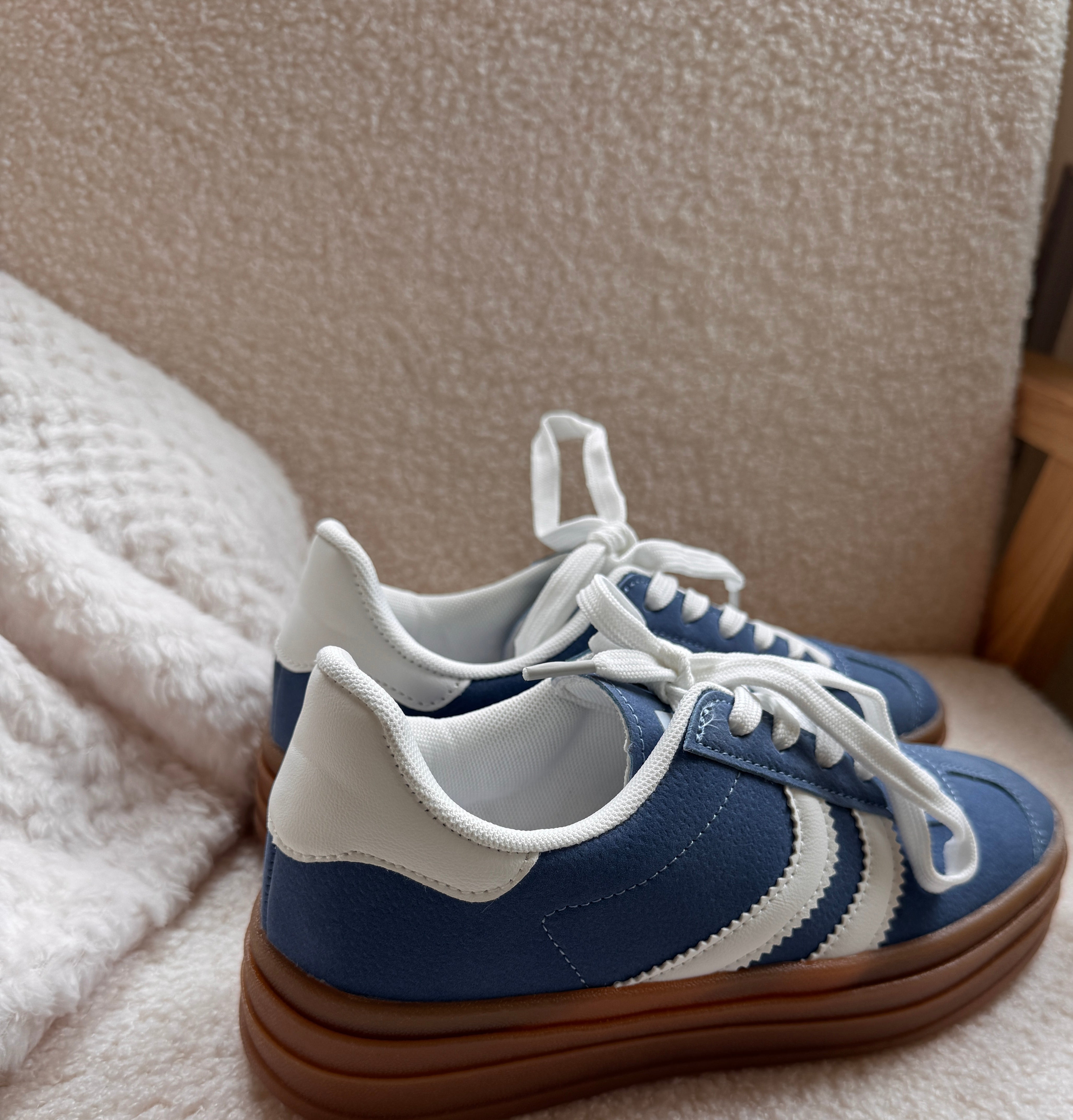 baskets bleu femme, baskets vintage, baskets semelle compensée, sneakers rétro femme, baskets bleu et blanc, baskets look années 80, baskets casual chic