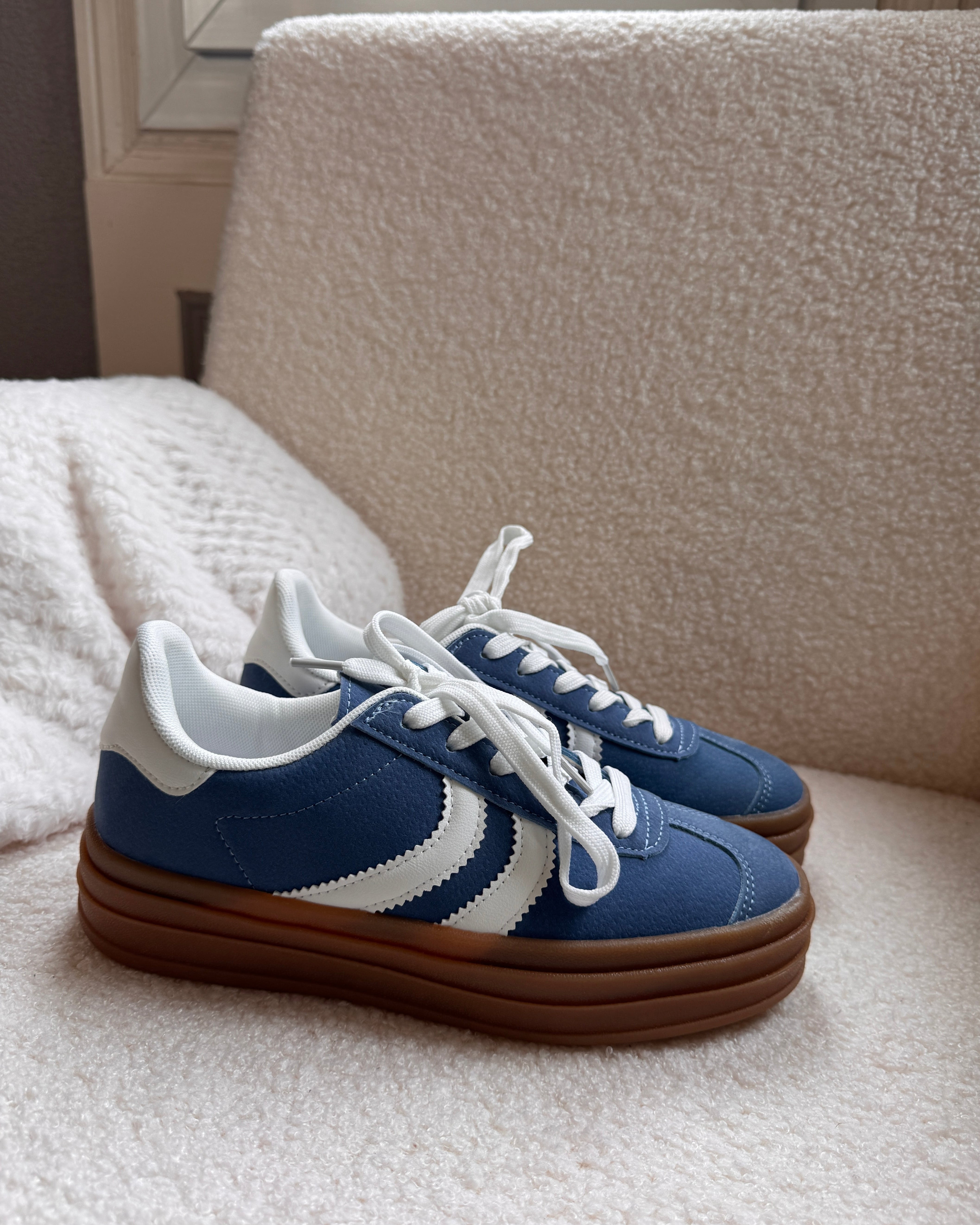 baskets bleu femme, baskets vintage, baskets semelle compensée, sneakers rétro femme, baskets bleu et blanc, baskets look années 80, baskets casual chic