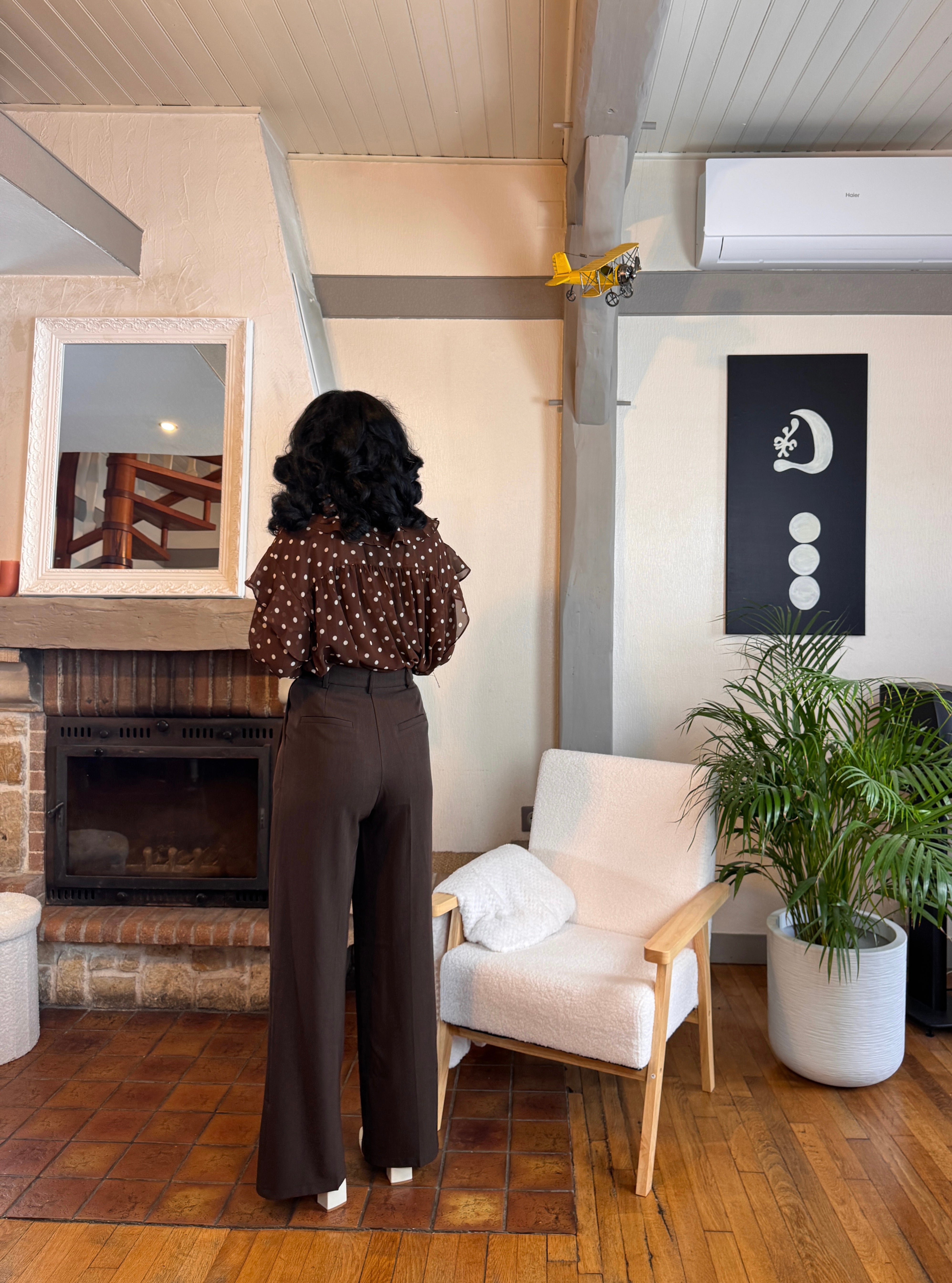 blouse fluide femme, blouse à pois marron, blouse col lavallière, blouse romantique, blouse légère automne hiver, blouse ample à volants, blouse vintage chic