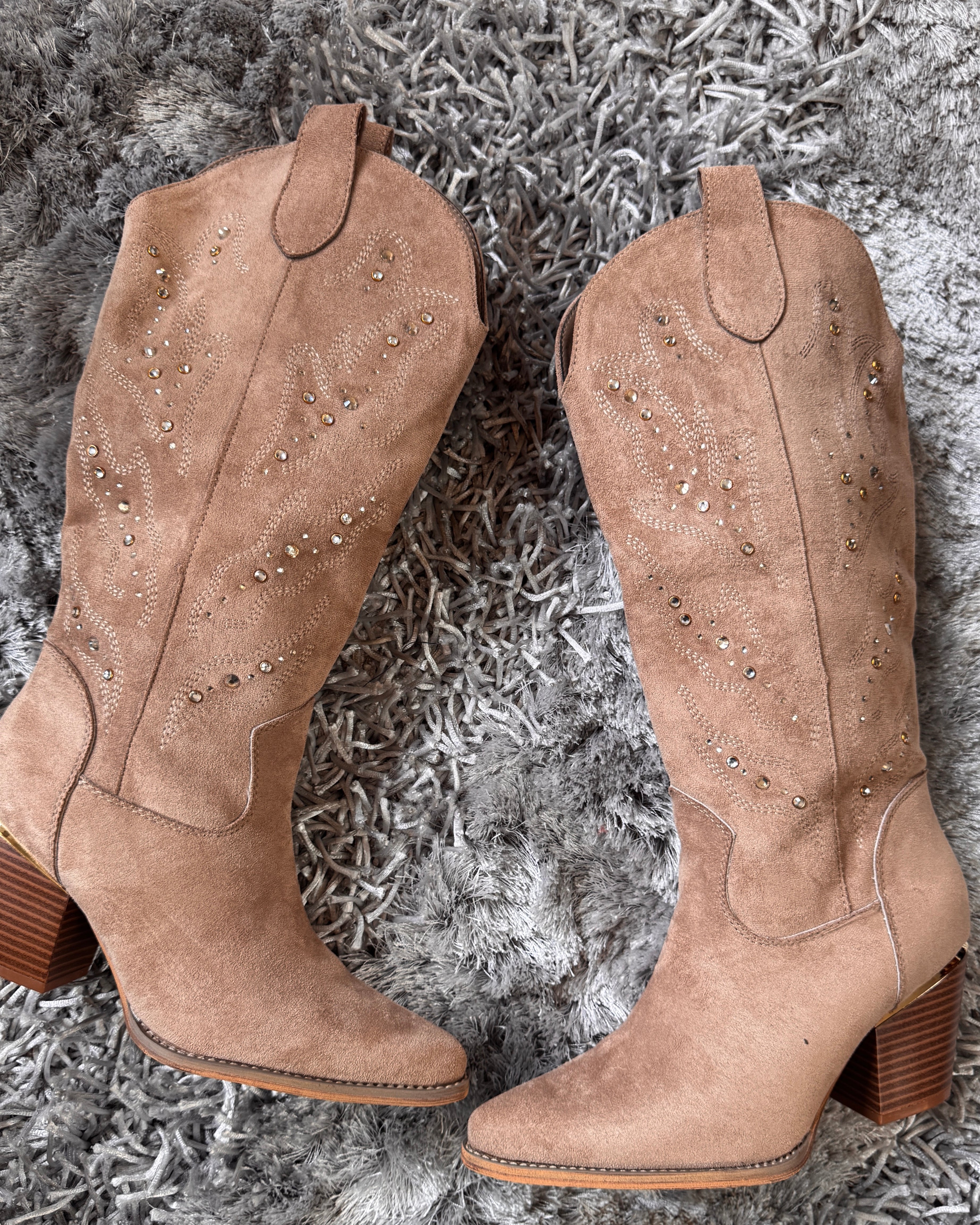 bottes_western_beige_bottes_cowgirl_femme_bottes_style_santiags_bottes_a_clous_dores_bottes_effet_suedine_bottes_tendance_automne_hiver_bottes_beige_femme_boutique_sur_angouleme