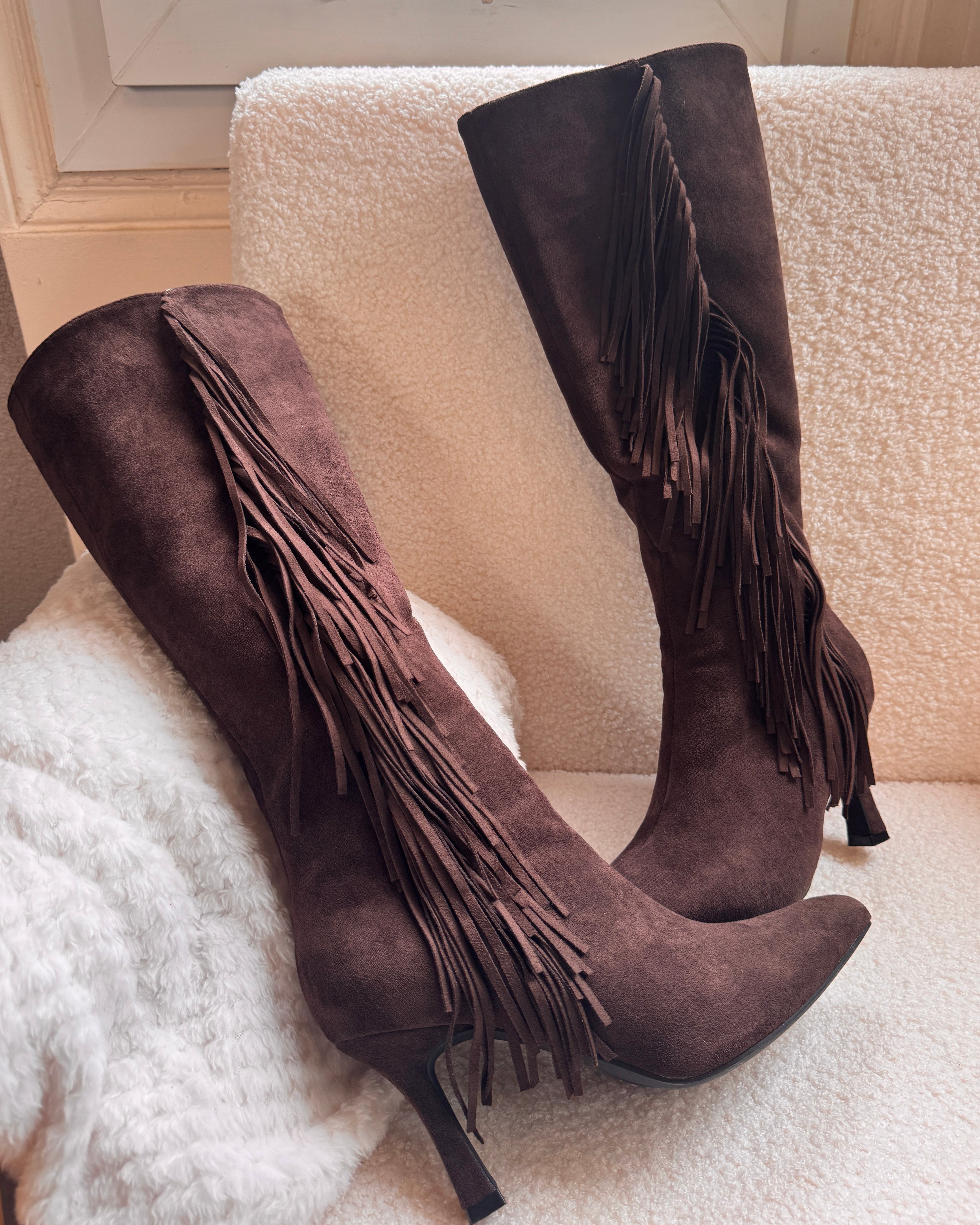 bottesafrangeschocolat_botteshautesfemme_botteswesternchic_botteseffetsuedine_bottesautomnehiver_bottestalonpointu_bottesbohemefemme_beautifulshopangouleme