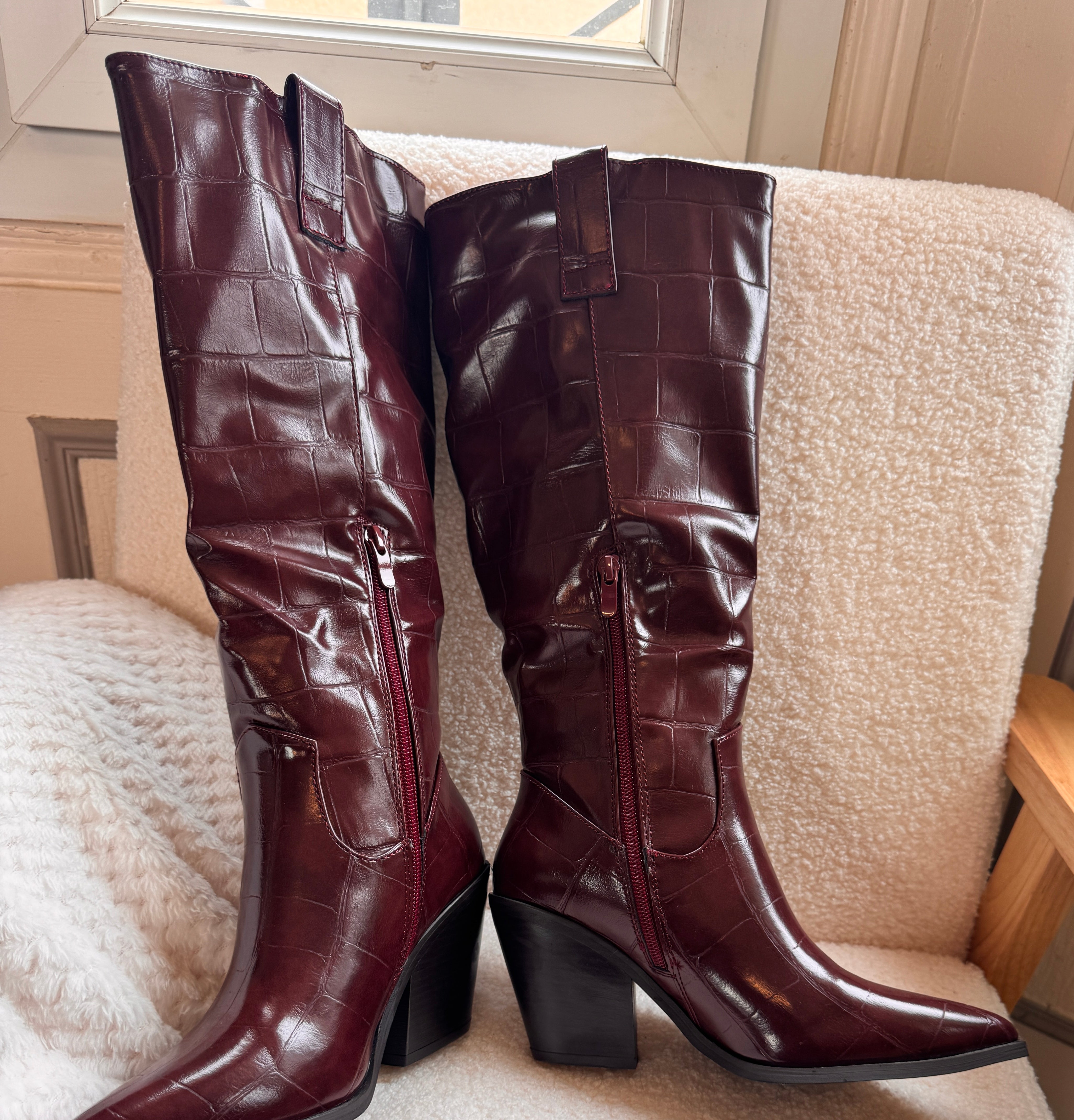 bottesbordeauxfemme_botteseffetcroco_bottessantiagsbordeaux_botteswesternmodernes_botteshautesPU_bottesautomnehiverfemme_bottespointuesbordeaux_BEAUTIFULSHOP