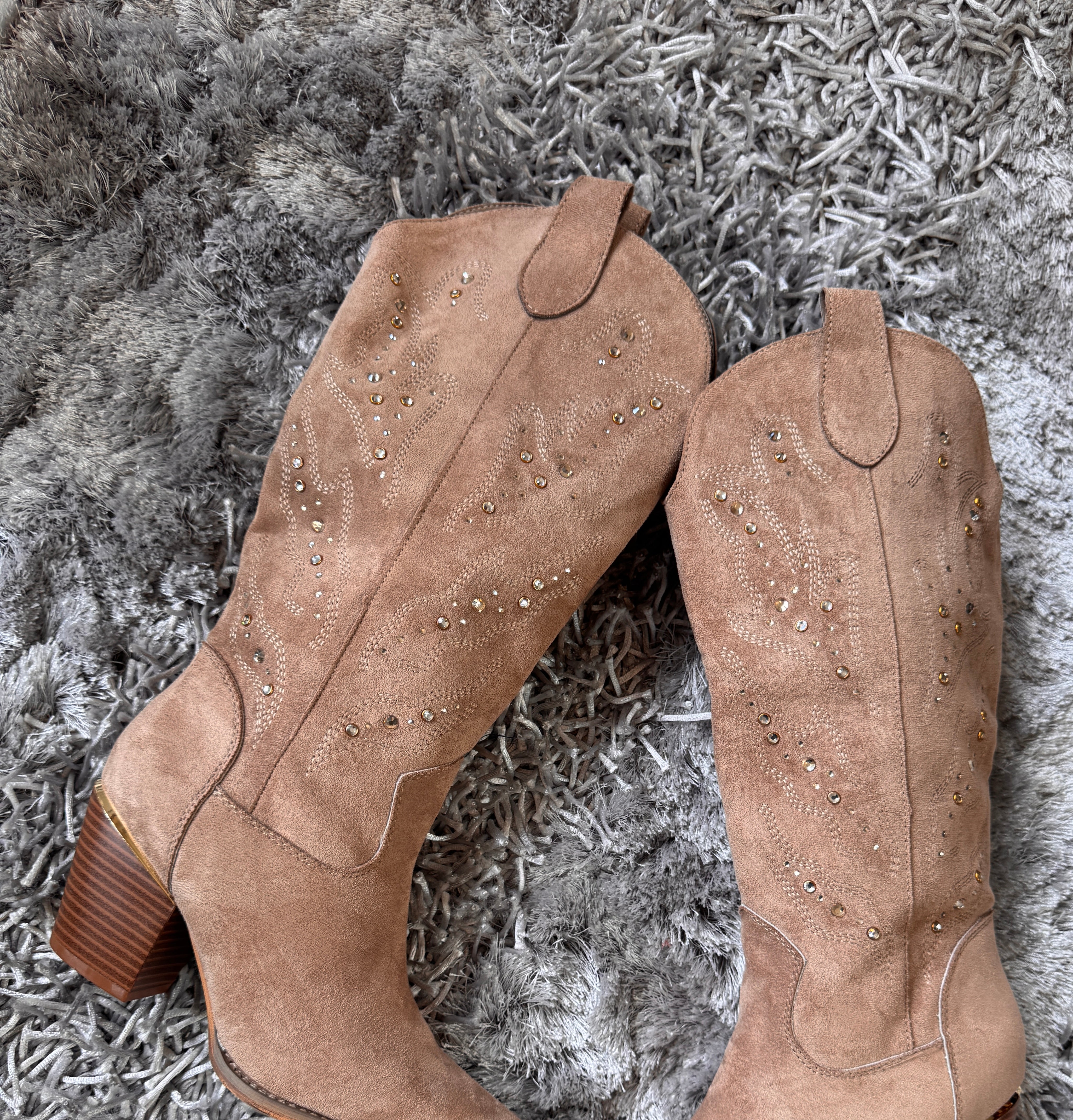 bottes_western_beige_bottes_cowgirl_femme_bottes_style_santiags_bottes_a_clous_dores_bottes_effet_suedine_bottes_tendance_automne_hiver_bottes_beige_femme_boutique_sur_angouleme