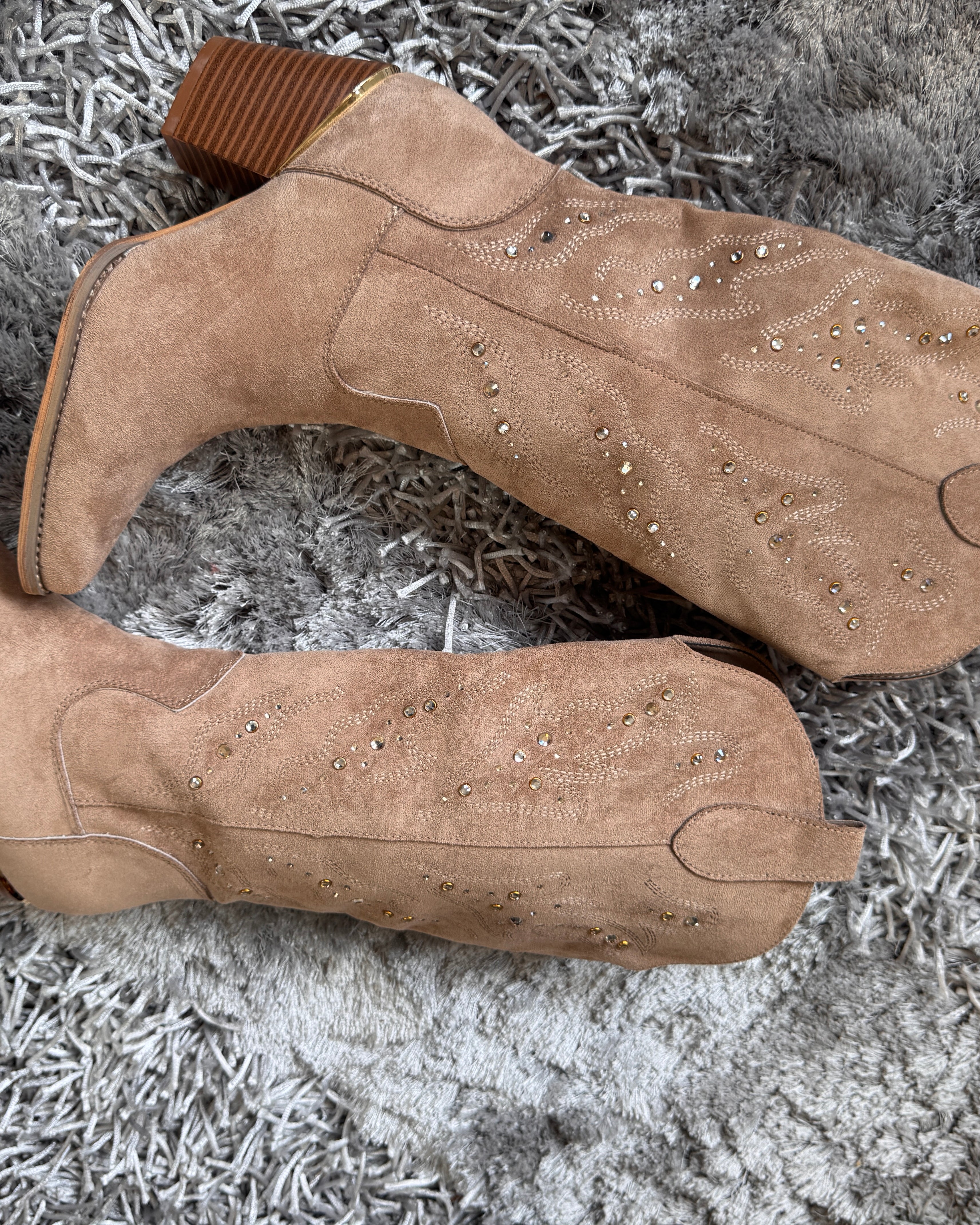 bottes_western_beige_bottes_cowgirl_femme_bottes_style_santiags_bottes_a_clous_dores_bottes_effet_suedine_bottes_tendance_automne_hiver_bottes_beige_femme_boutique_sur_angouleme