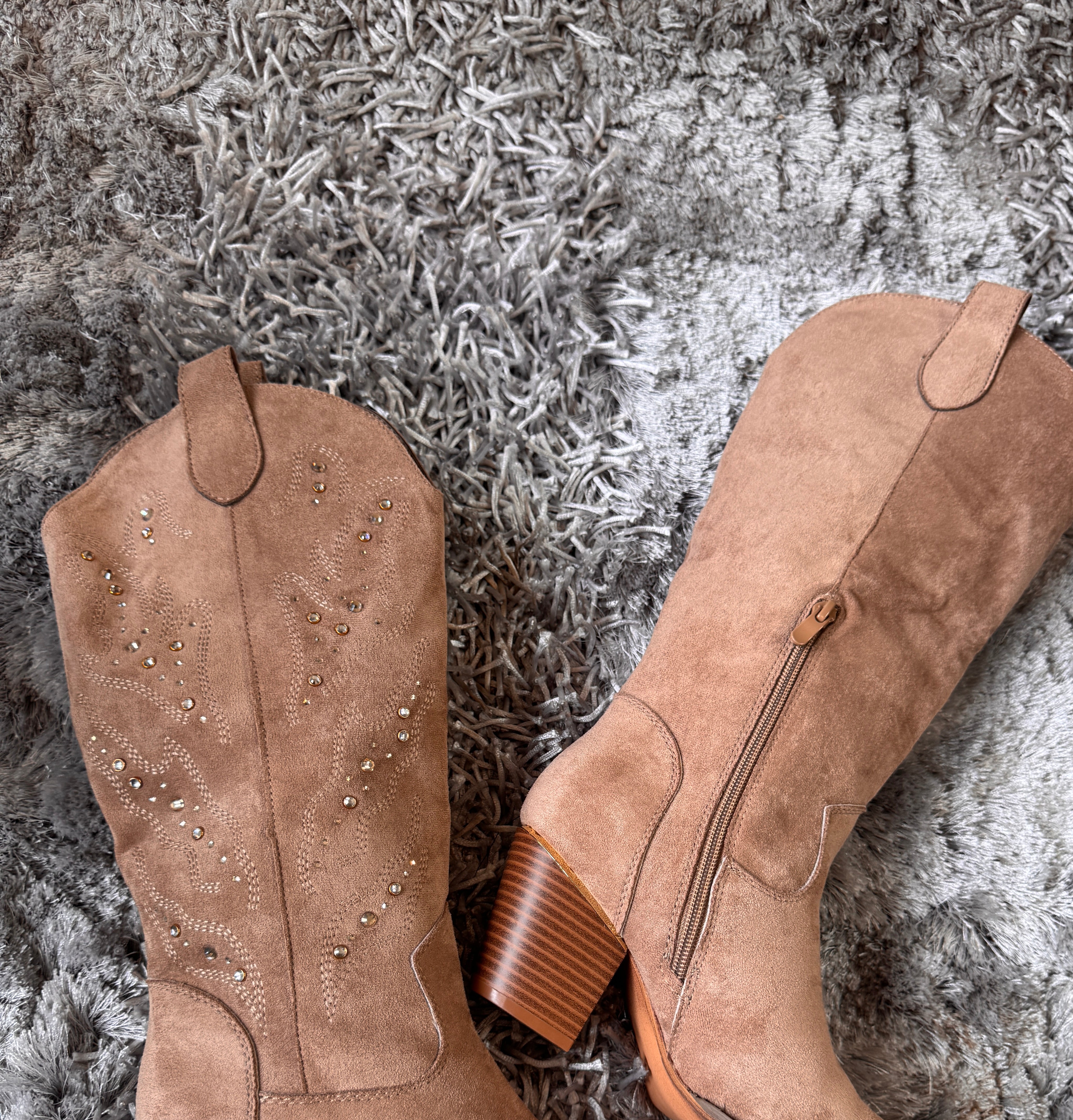 bottes_western_beige_bottes_cowgirl_femme_bottes_style_santiags_bottes_a_clous_dores_bottes_effet_suedine_bottes_tendance_automne_hiver_bottes_beige_femme_boutique_sur_angouleme_1