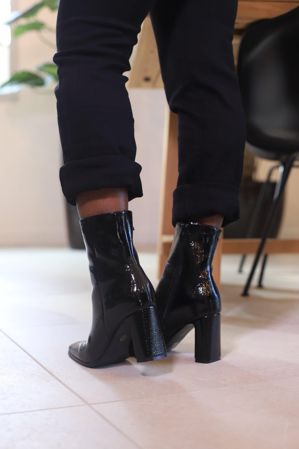 Bottines noires brillantes à talon carré de 8 cm – Beautiful Shop