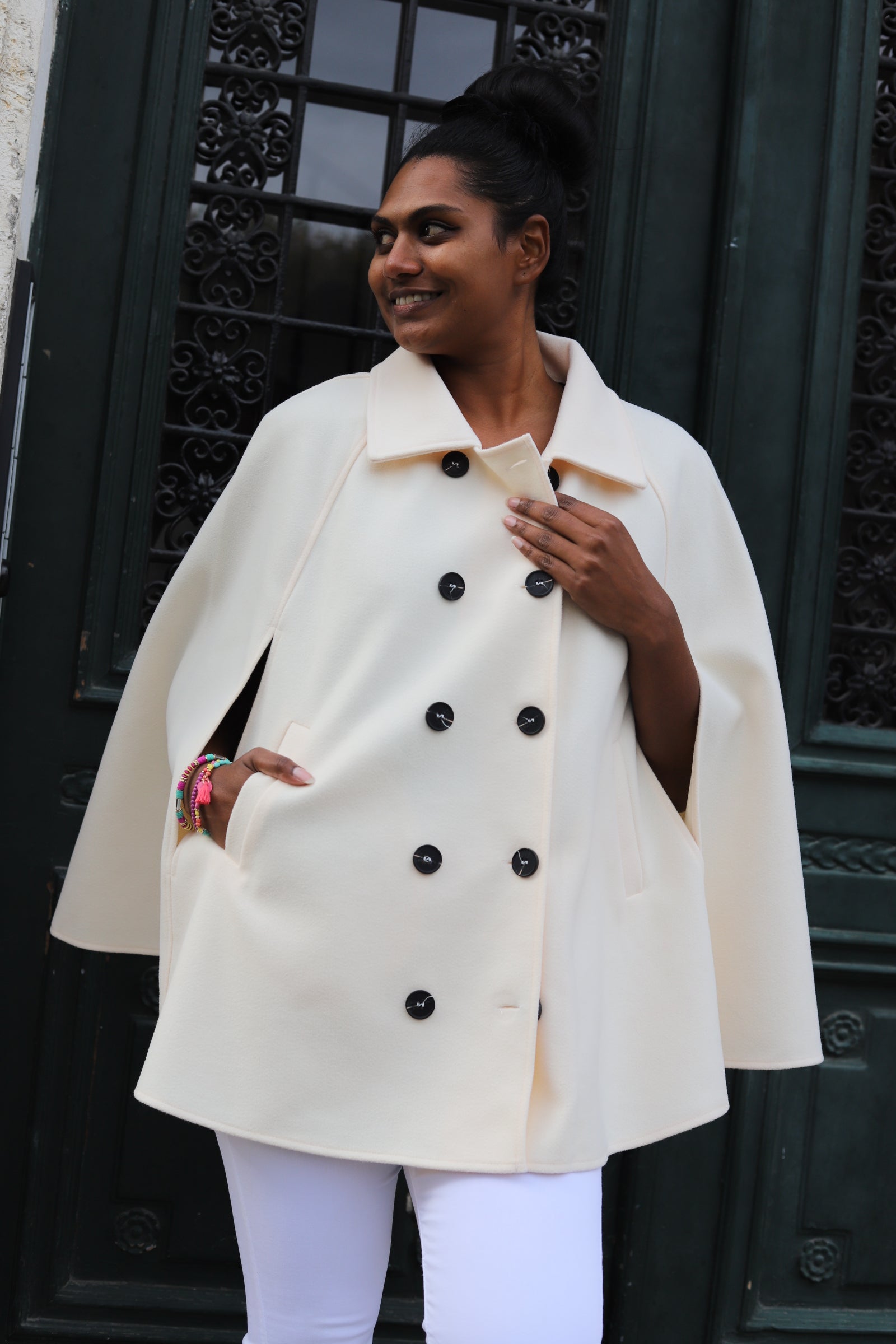 cape femme hiver, veste cape beige, manteau original femme, veste élégante taille unique, manteau tendance 2025, veste oversize chic