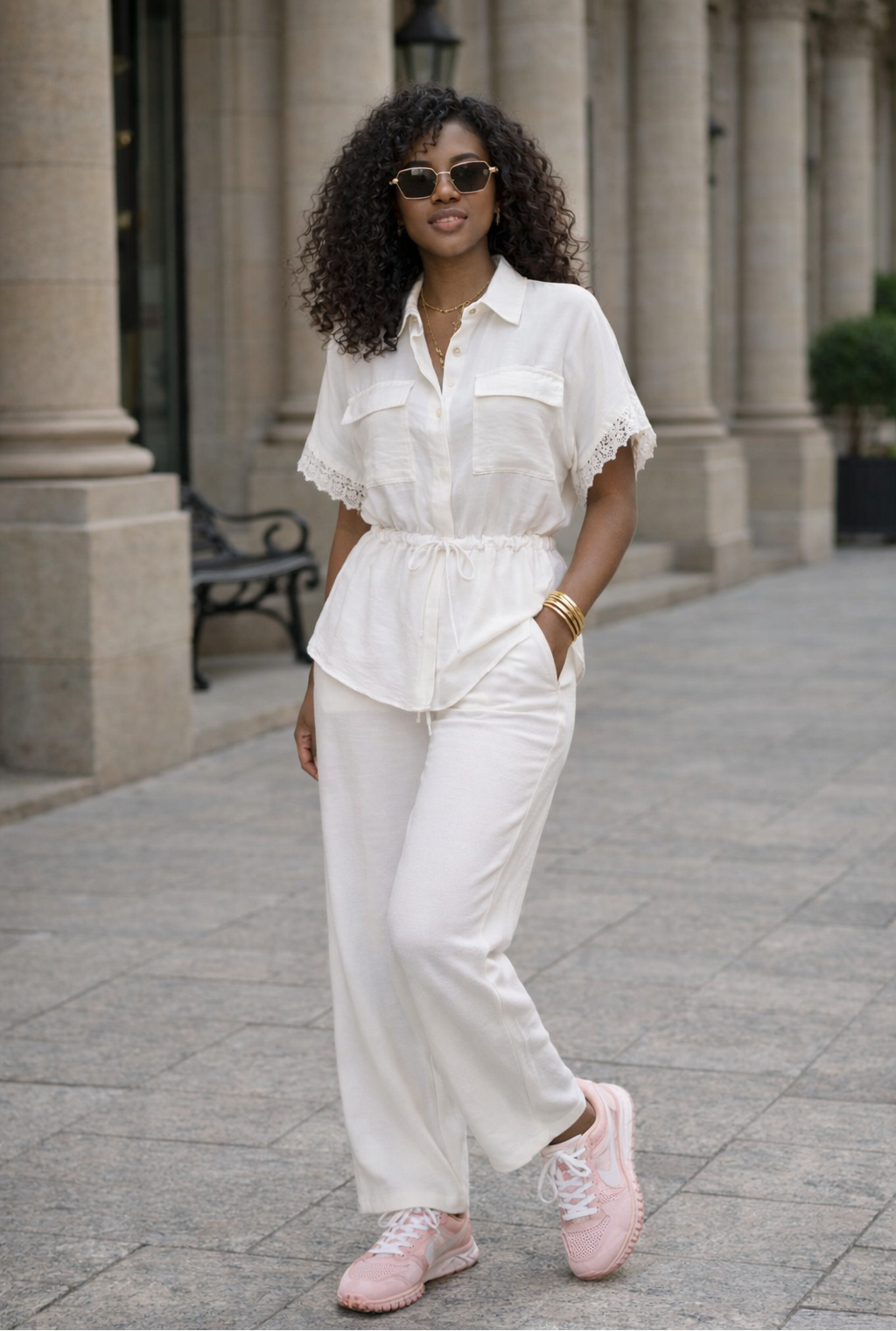 ensemble blanc femme chemisier manches dentelle et pantalon fluide