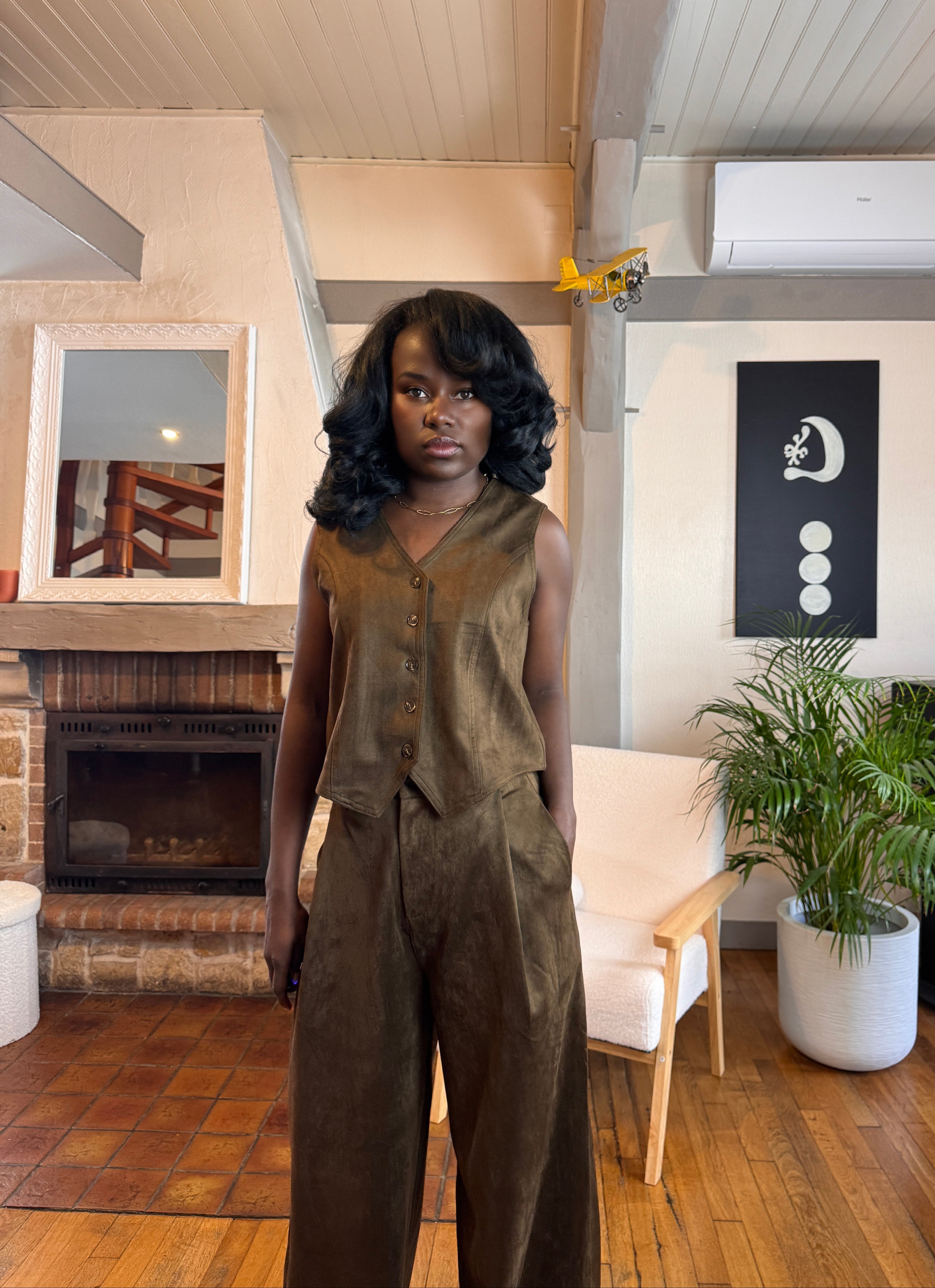 ensemble gilet pantalon femme, ensemble tailleur femme kaki, look sans manches chic, gilet boutonné coton, pantalon large taille haute femme