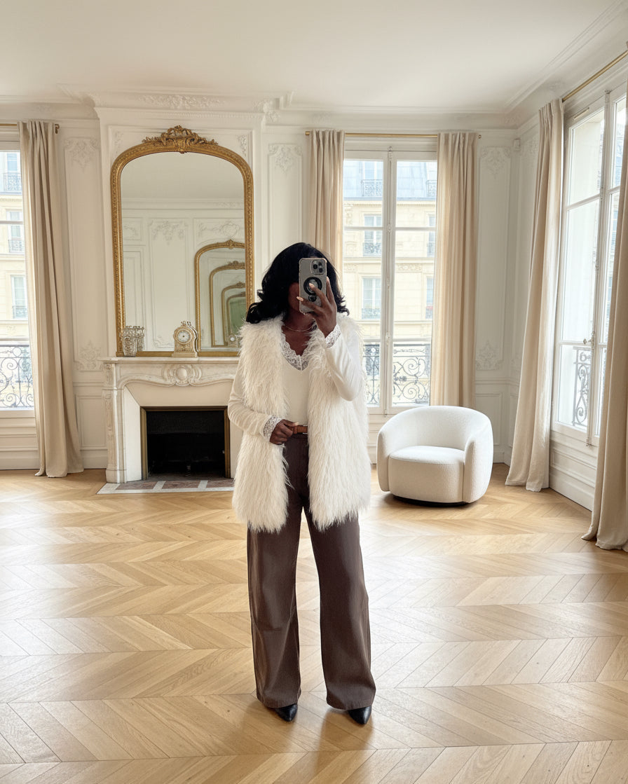 gilet fausse fourrure blanc femme, gilet sans manches hiver, veste fourrure femme chic, gilet blanc fourré, gilet hiver femme tendance, gilet cosy fausse fourrure