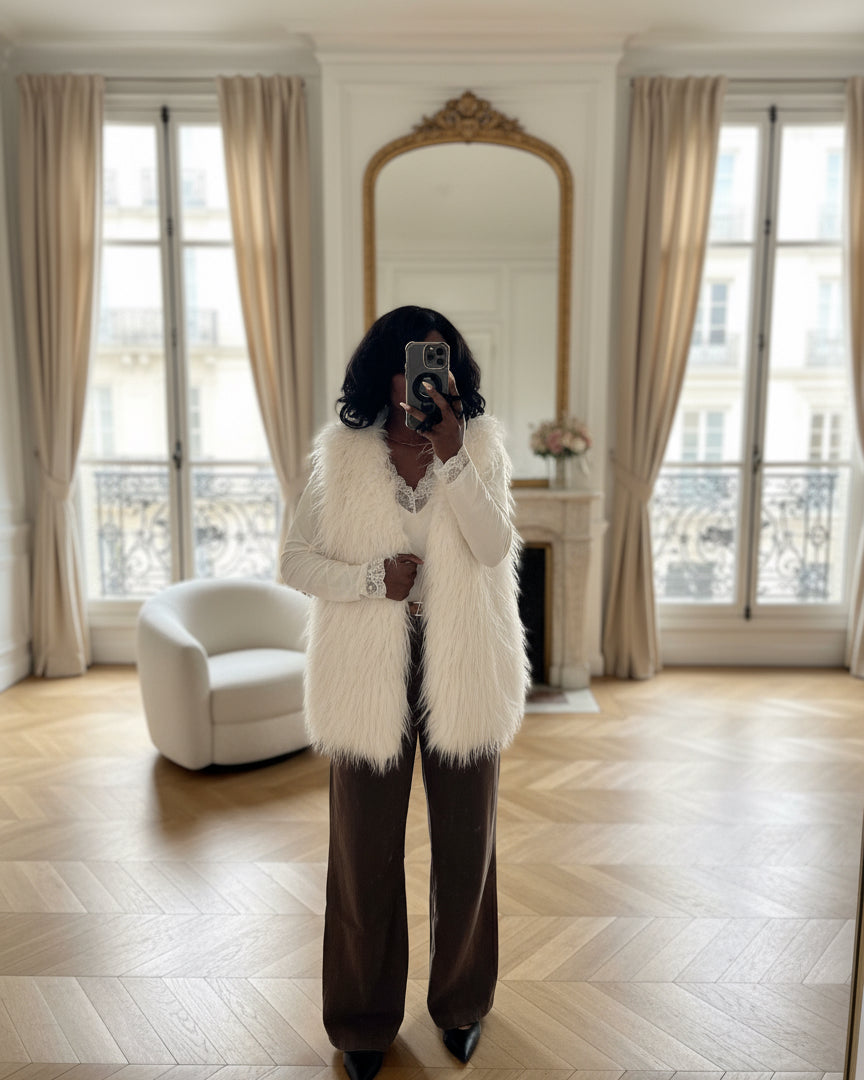 gilet fausse fourrure blanc femme, gilet sans manches hiver, veste fourrure femme chic, gilet blanc fourré, gilet hiver femme tendance, gilet cosy fausse fourrure