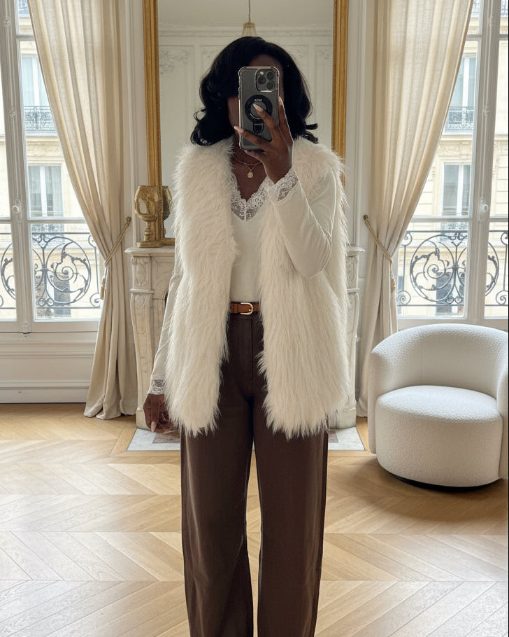 gilet fausse fourrure blanc femme, gilet sans manches hiver, veste fourrure femme chic, gilet blanc fourré, gilet hiver femme tendance, gilet cosy fausse fourrure