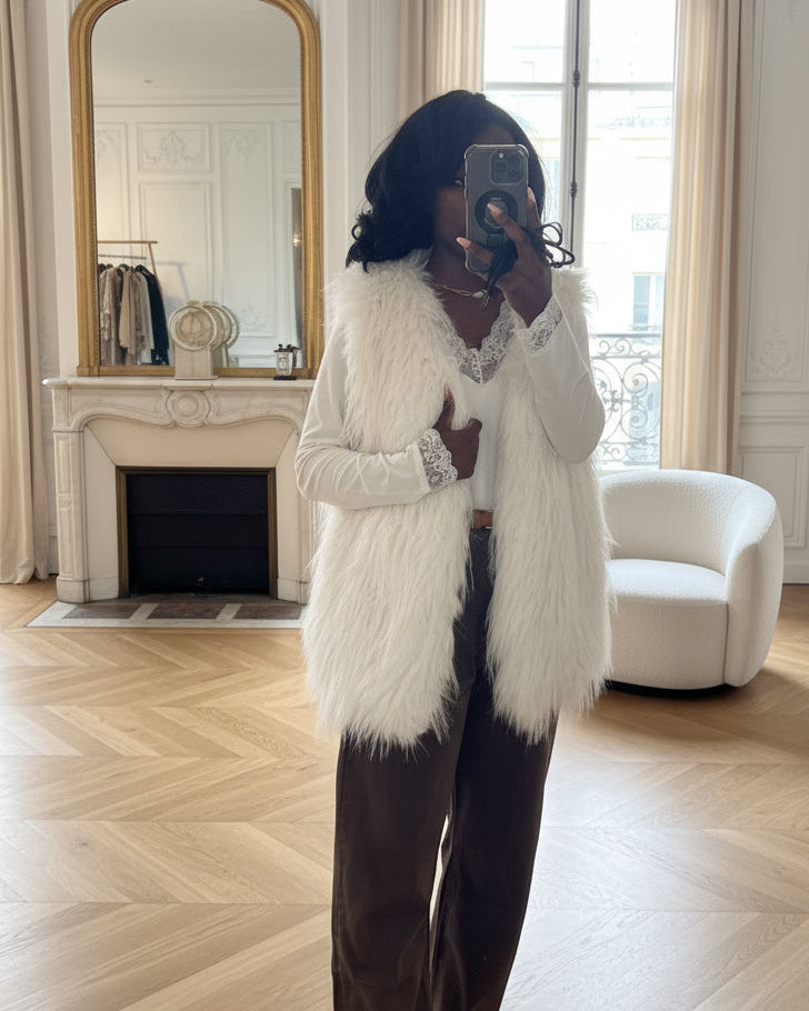 gilet fausse fourrure blanc femme, gilet sans manches hiver, veste fourrure femme chic, gilet blanc fourré, gilet hiver femme tendance, gilet cosy fausse fourrure