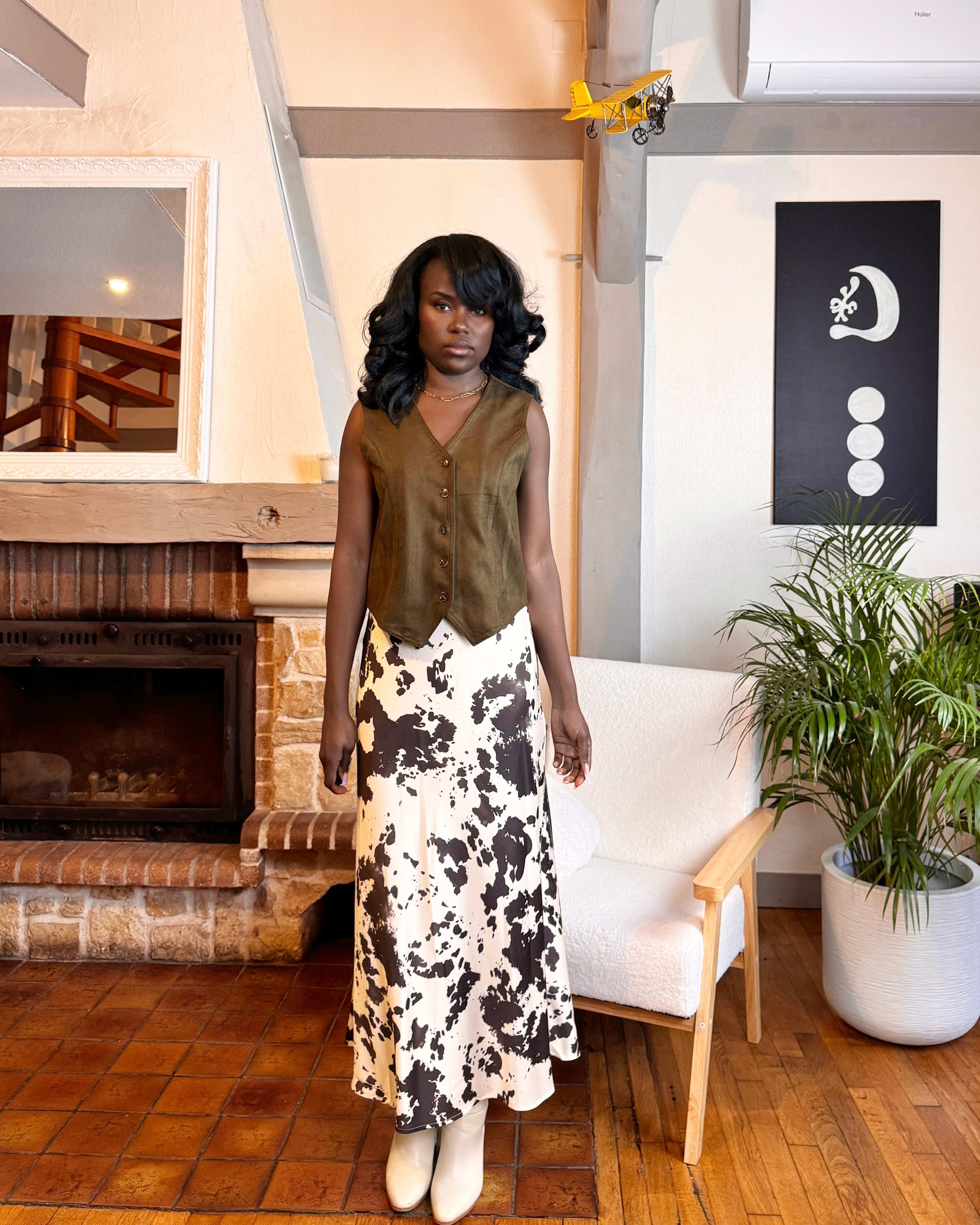 jupe imprimé vache, jupe satinée longue femme, jupe taille haute fluide, jupe tendance automne hiver, jupe animalier noir et blanc