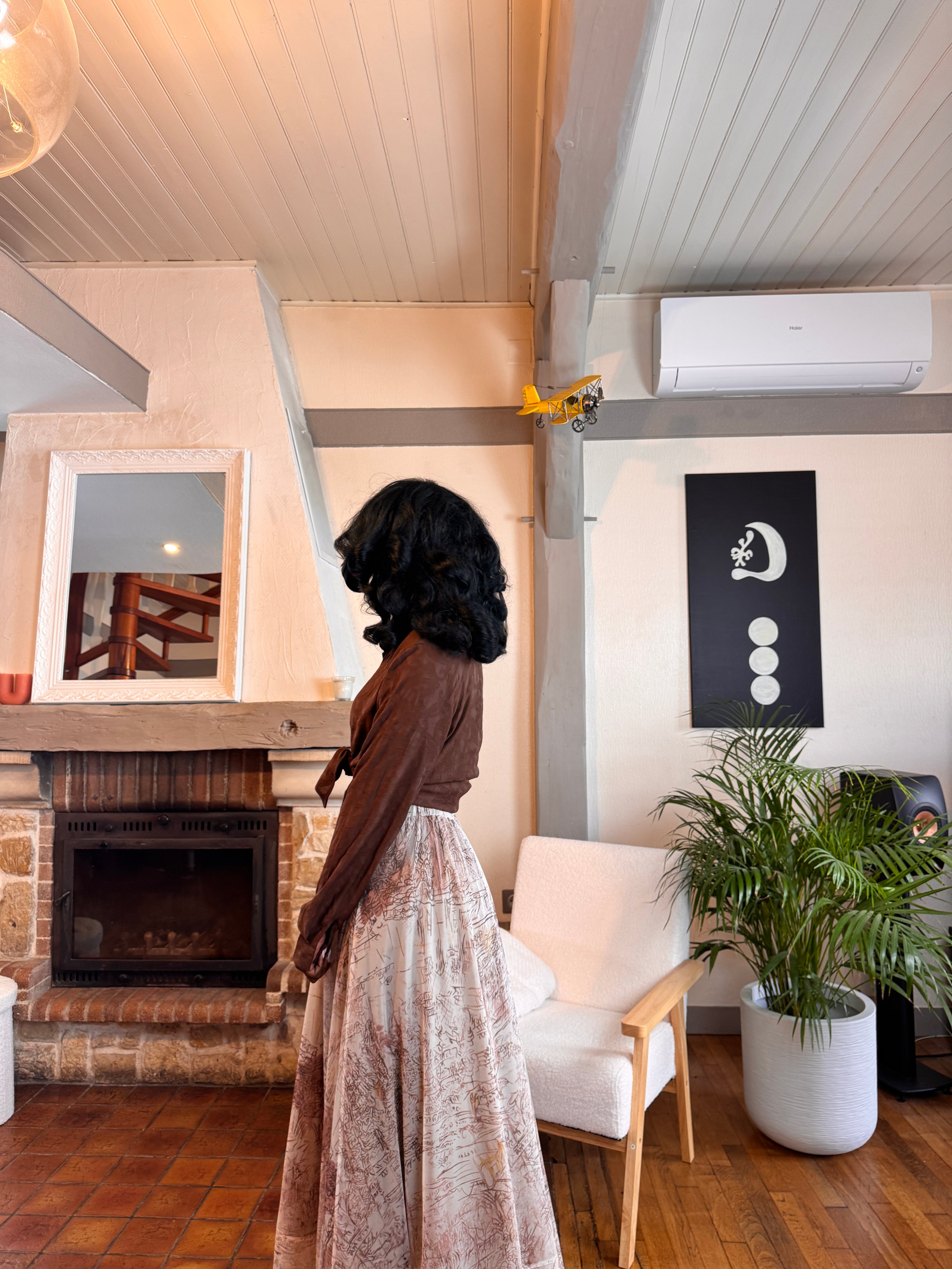 jupe mi-longue femme, jupe imprimée artistique, jupe fluide taille élastique, jupe bohème chic, jupe évasée polyester recyclé, jupe élégante automne hiver