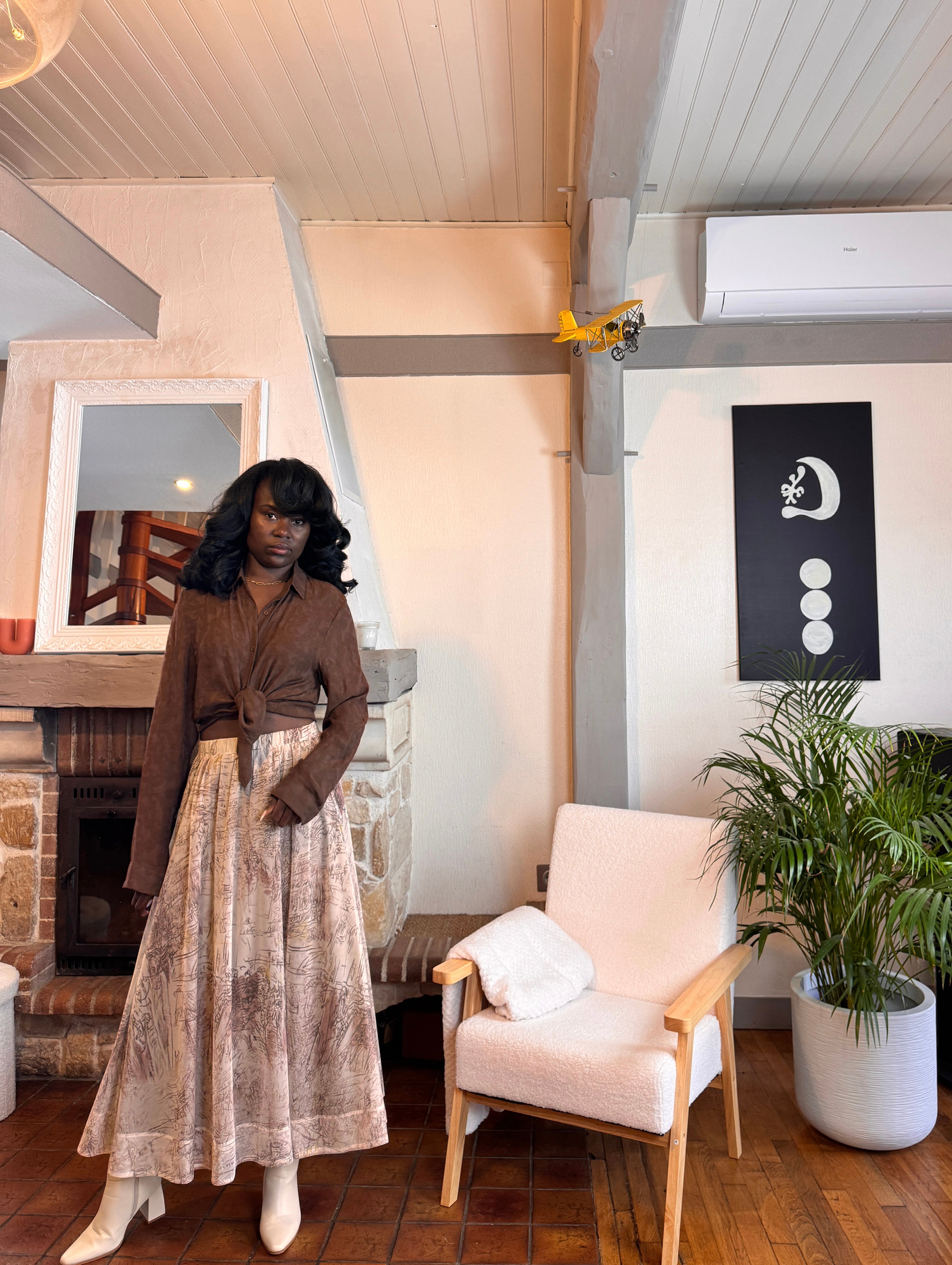 jupe mi-longue femme, jupe imprimée artistique, jupe fluide taille élastique, jupe bohème chic, jupe évasée polyester recyclé, jupe élégante automne hiver