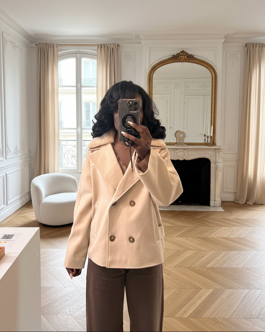 manteau court femme hiver, manteau col fausse fourrure beige, manteau élégant coupe droite, manteau chic automne hiver, veste femme double boutonnage